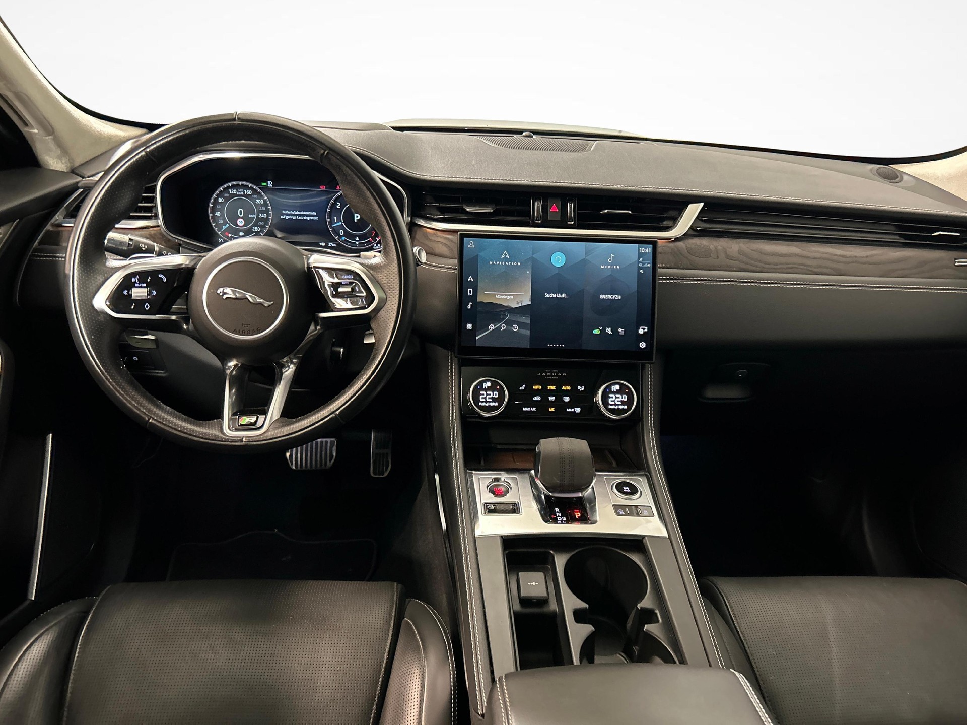 JAGUAR F-Pace 3.0 I6 R-Dynamic HSE AWD-image-6