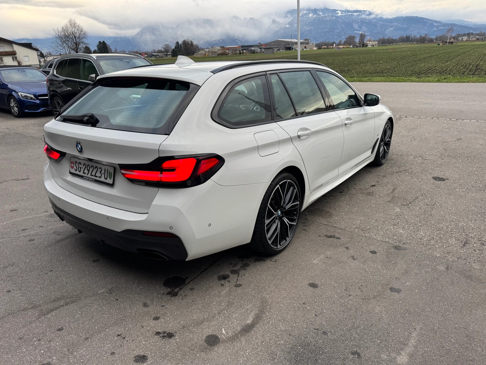 BMW 530d xDrive 48V Touring M Sport Steptronic-image-2
