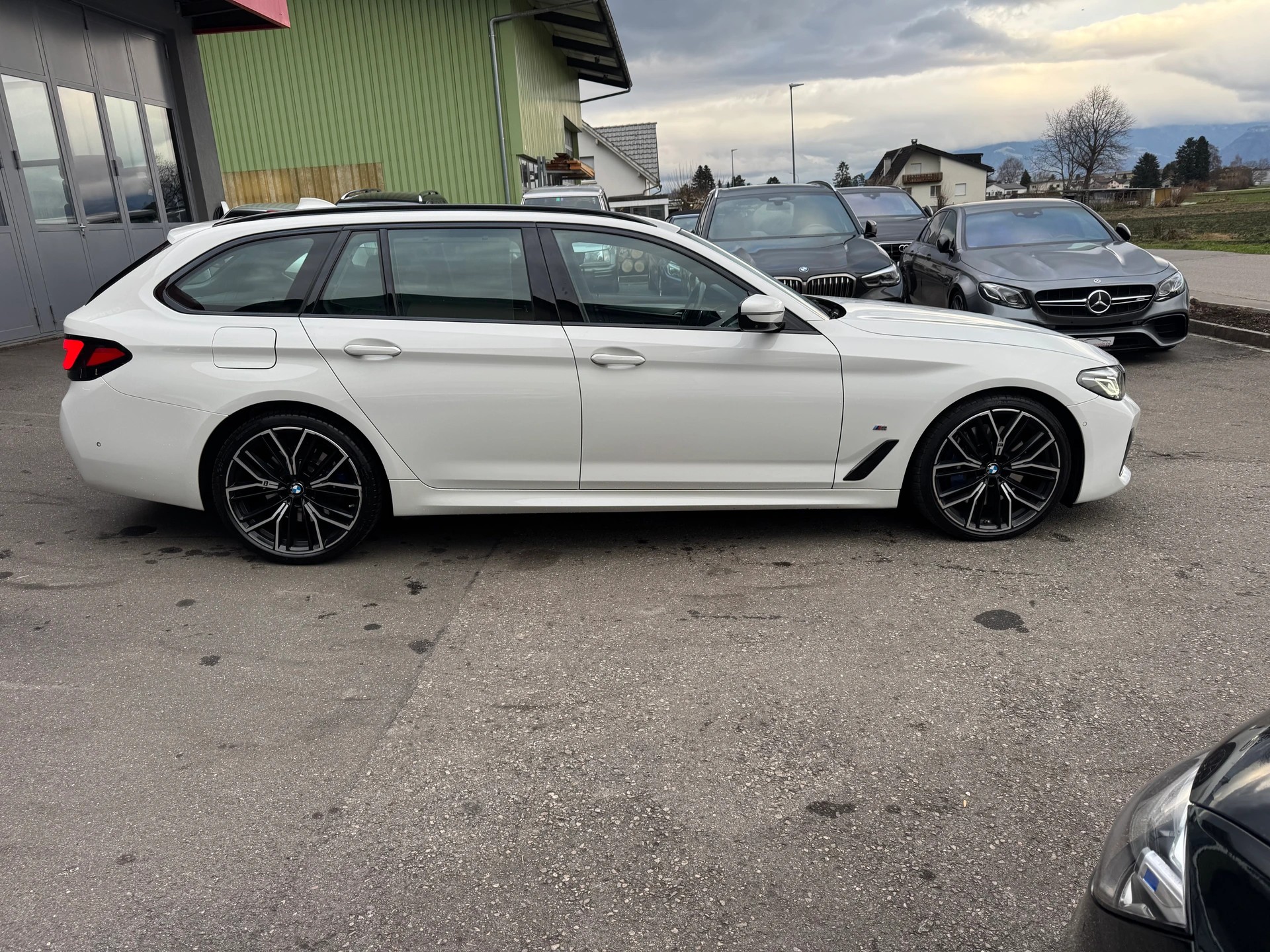 BMW 530d xDrive 48V Touring M Sport Steptronic-image-5