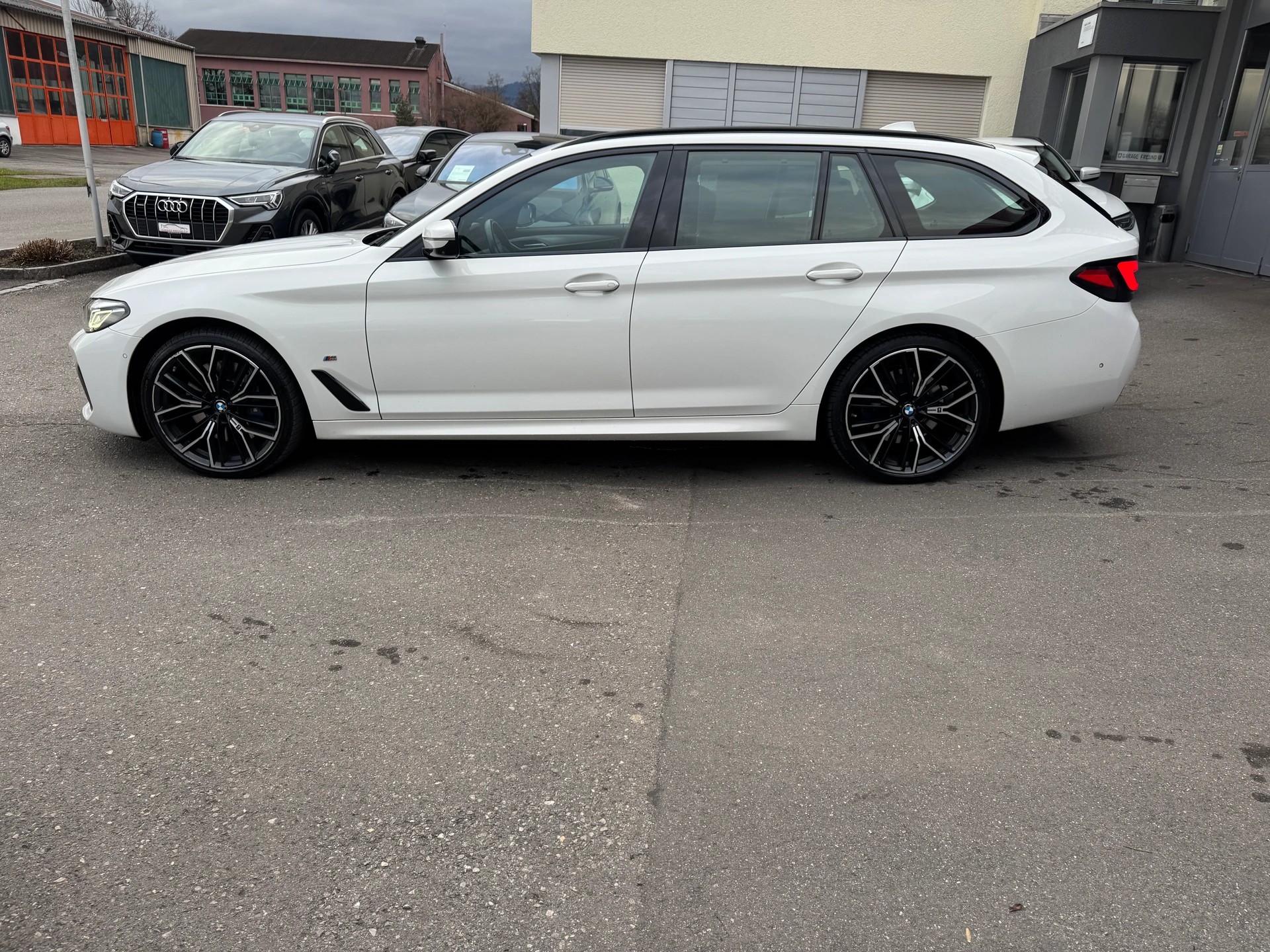 BMW 530d xDrive 48V Touring M Sport Steptronic-image-6