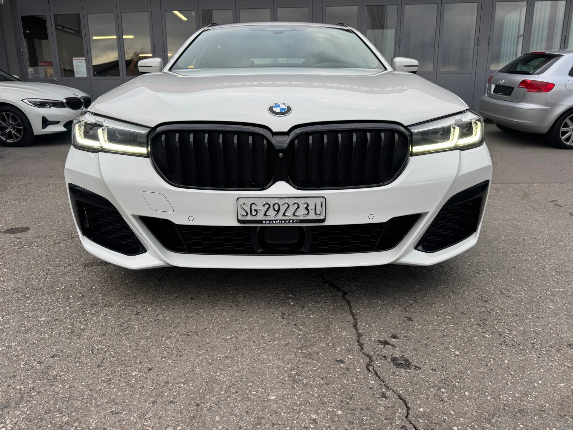BMW 530d xDrive 48V Touring M Sport Steptronic-image-4