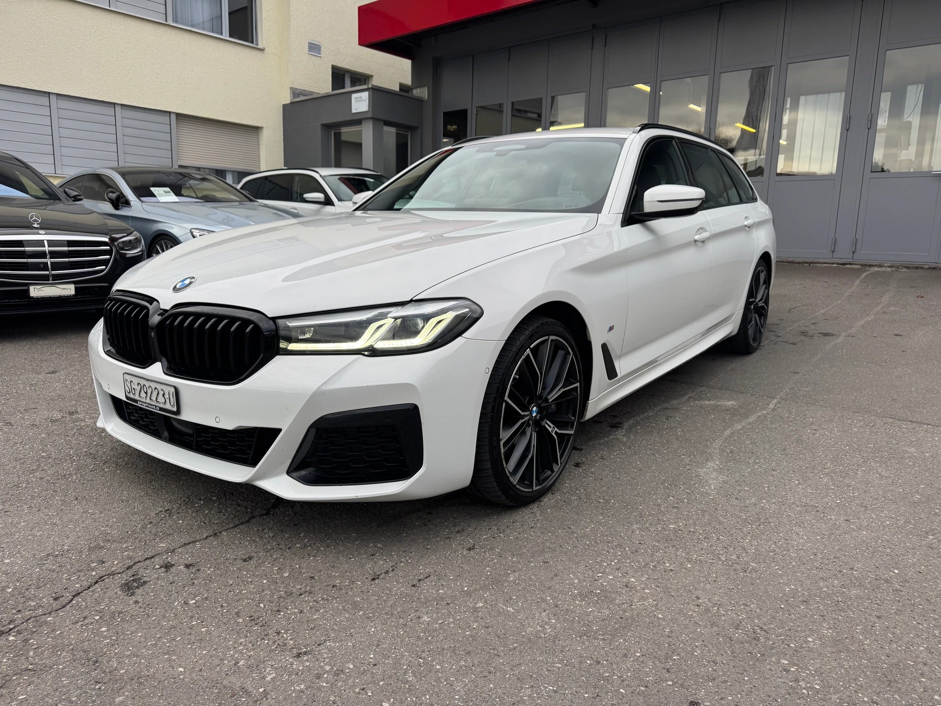 BMW 530d xDrive 48V Touring M Sport Steptronic-image-8