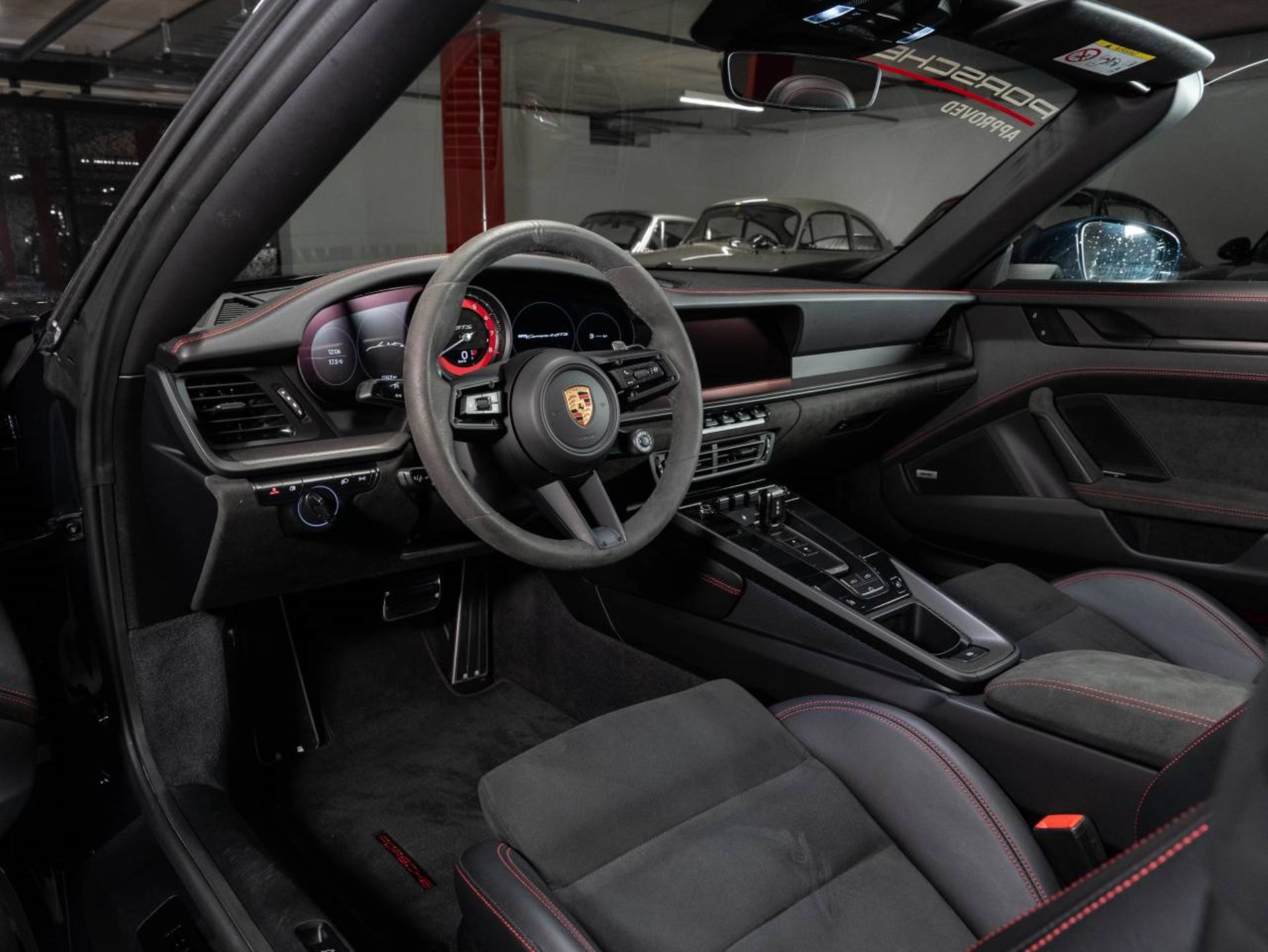 PORSCHE 911 Carrera 4 GTS Cabriolet (MY22)-image-8