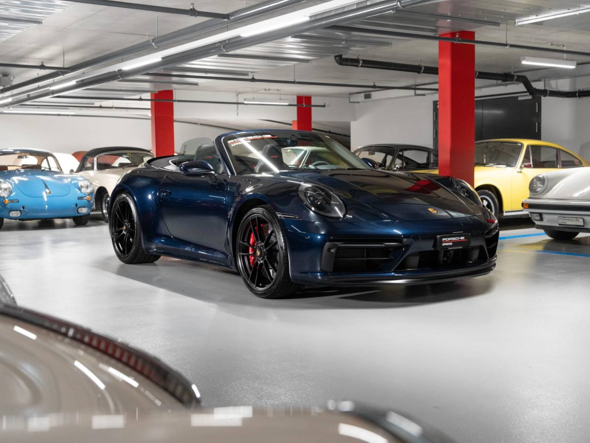 PORSCHE 911 Carrera 4 GTS Cabriolet (MY22)-image-2
