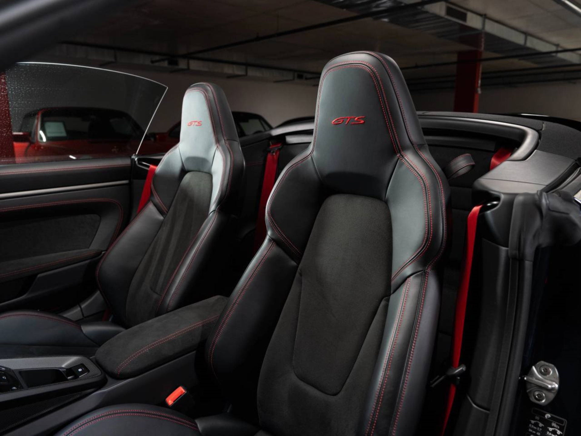 PORSCHE 911 Carrera 4 GTS Cabriolet (MY22)-image-9