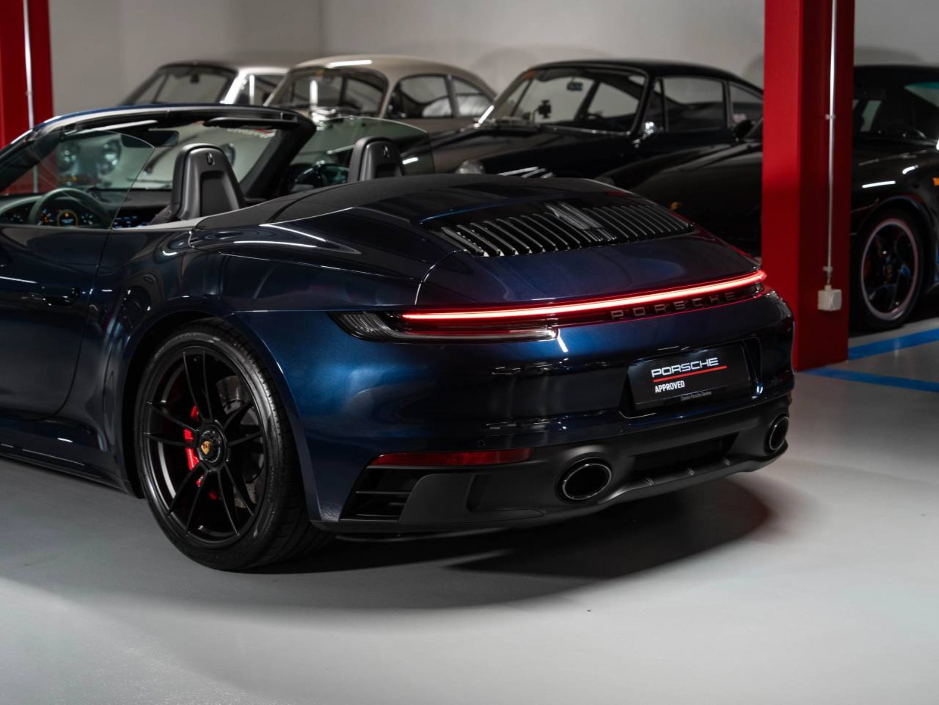 PORSCHE 911 Carrera 4 GTS Cabriolet (MY22)-image-21