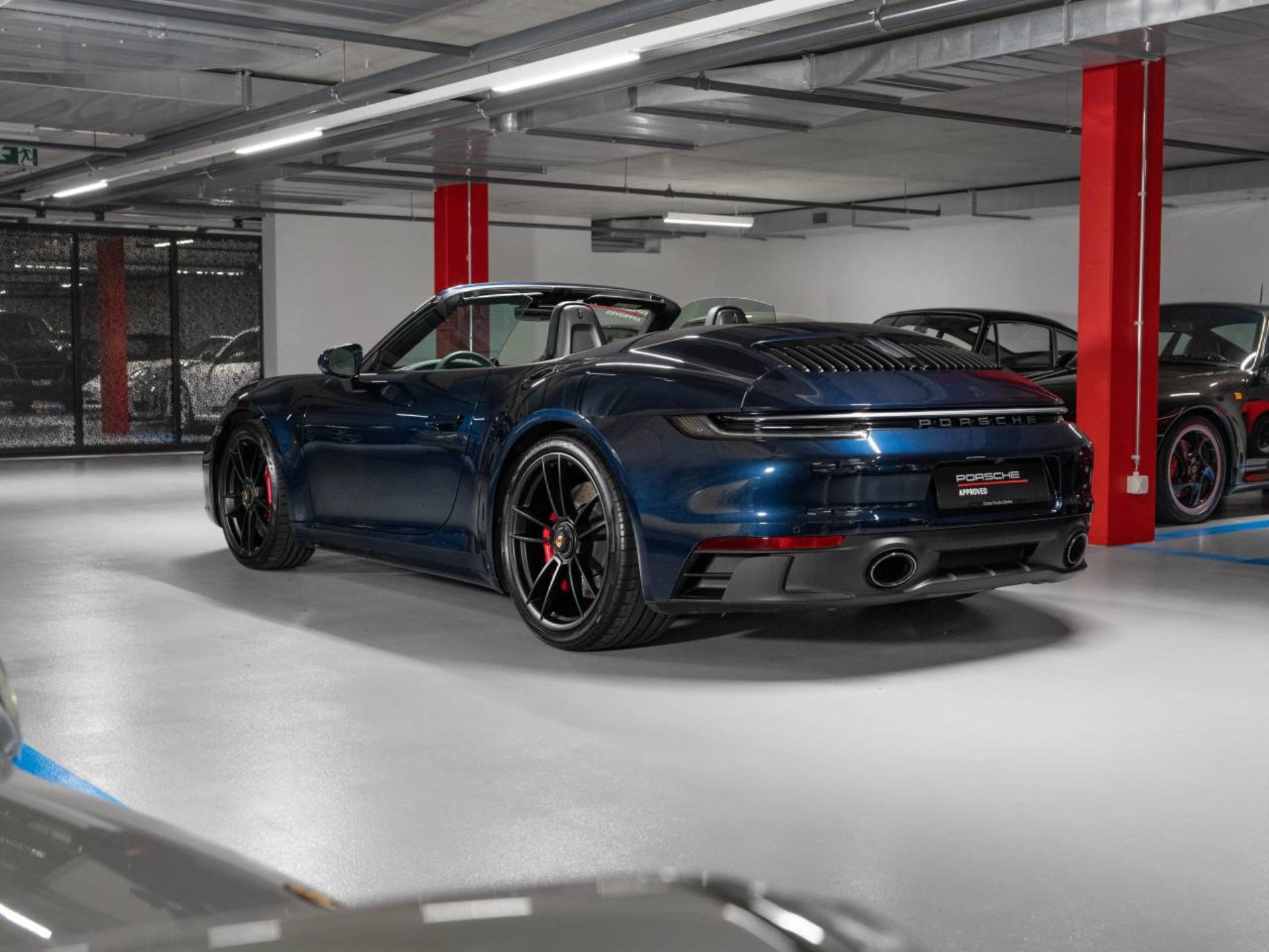 PORSCHE 911 Carrera 4 GTS Cabriolet (MY22)-image-4