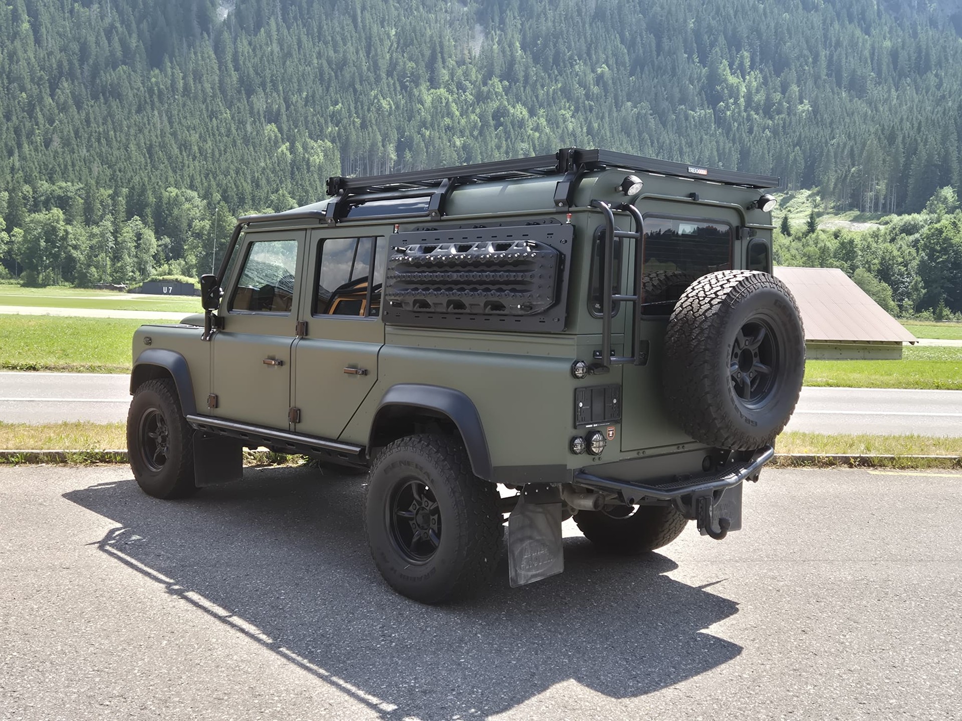 LAND ROVER Defender 110 2.2 TD4 Station Wagon-image-1