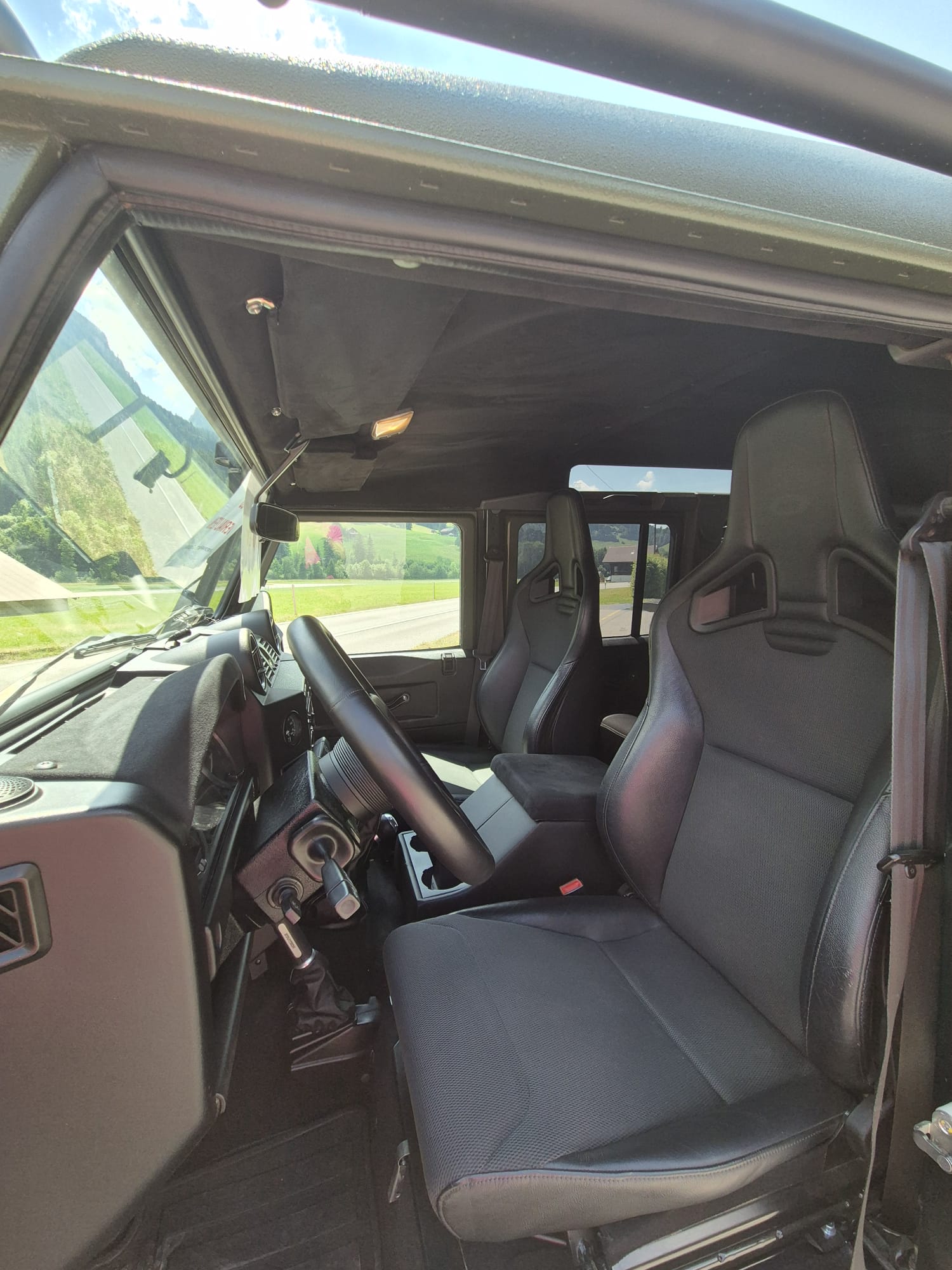 LAND ROVER Defender 110 2.2 TD4 Station Wagon-image-3