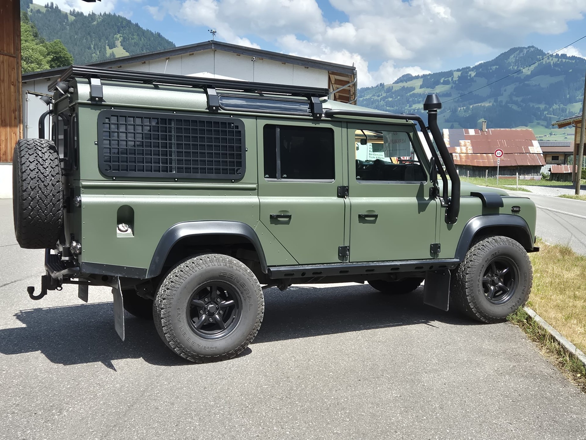 LAND ROVER Defender 110 2.2 TD4 Station Wagon-image-2