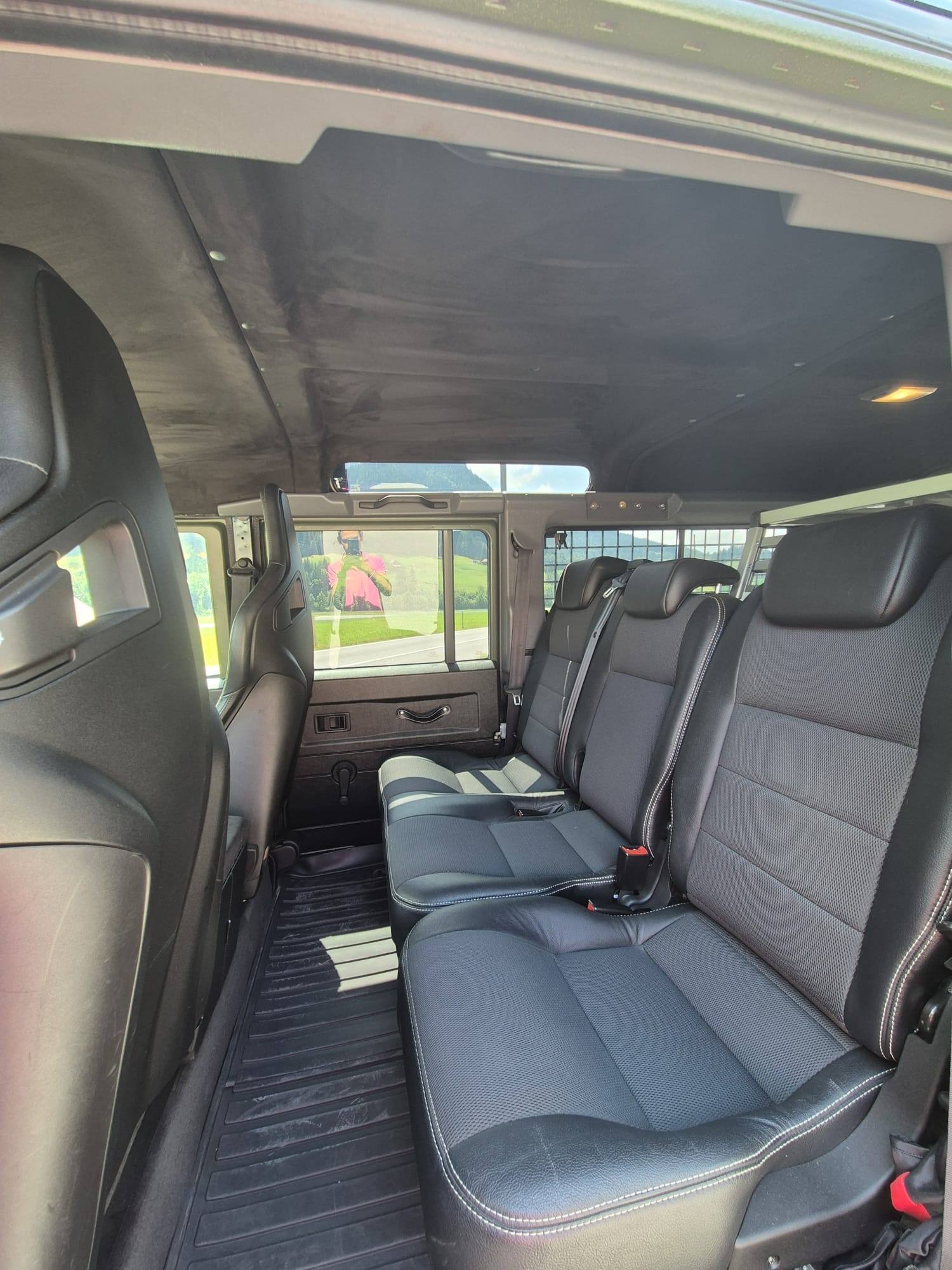 LAND ROVER Defender 110 2.2 TD4 Station Wagon-image-4