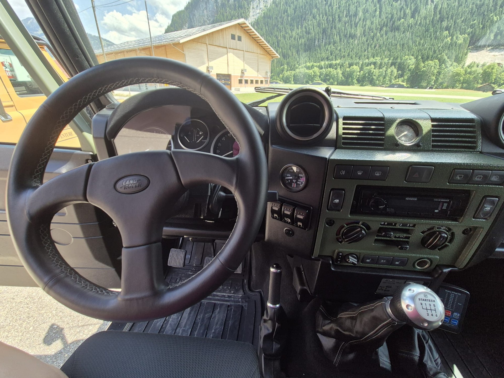 LAND ROVER Defender 110 2.2 TD4 Station Wagon-image-5