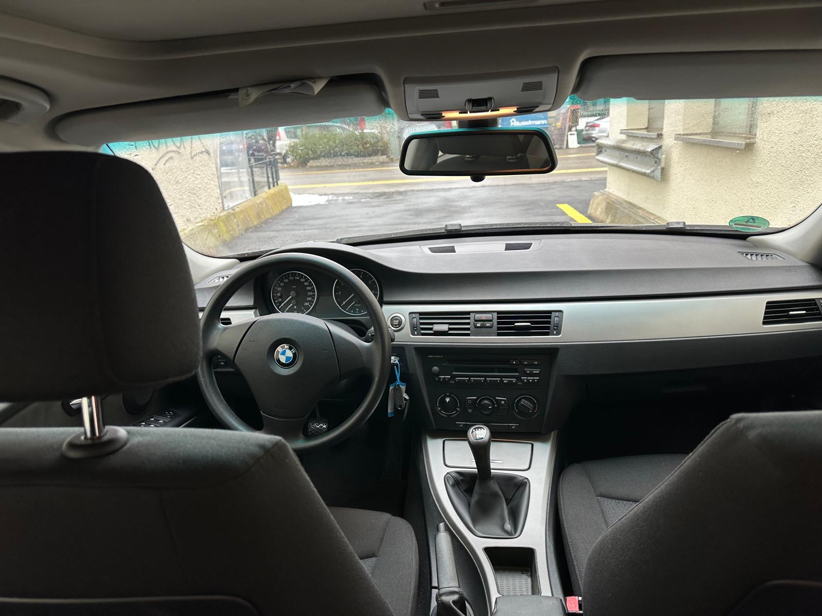 BMW 318i-image-2