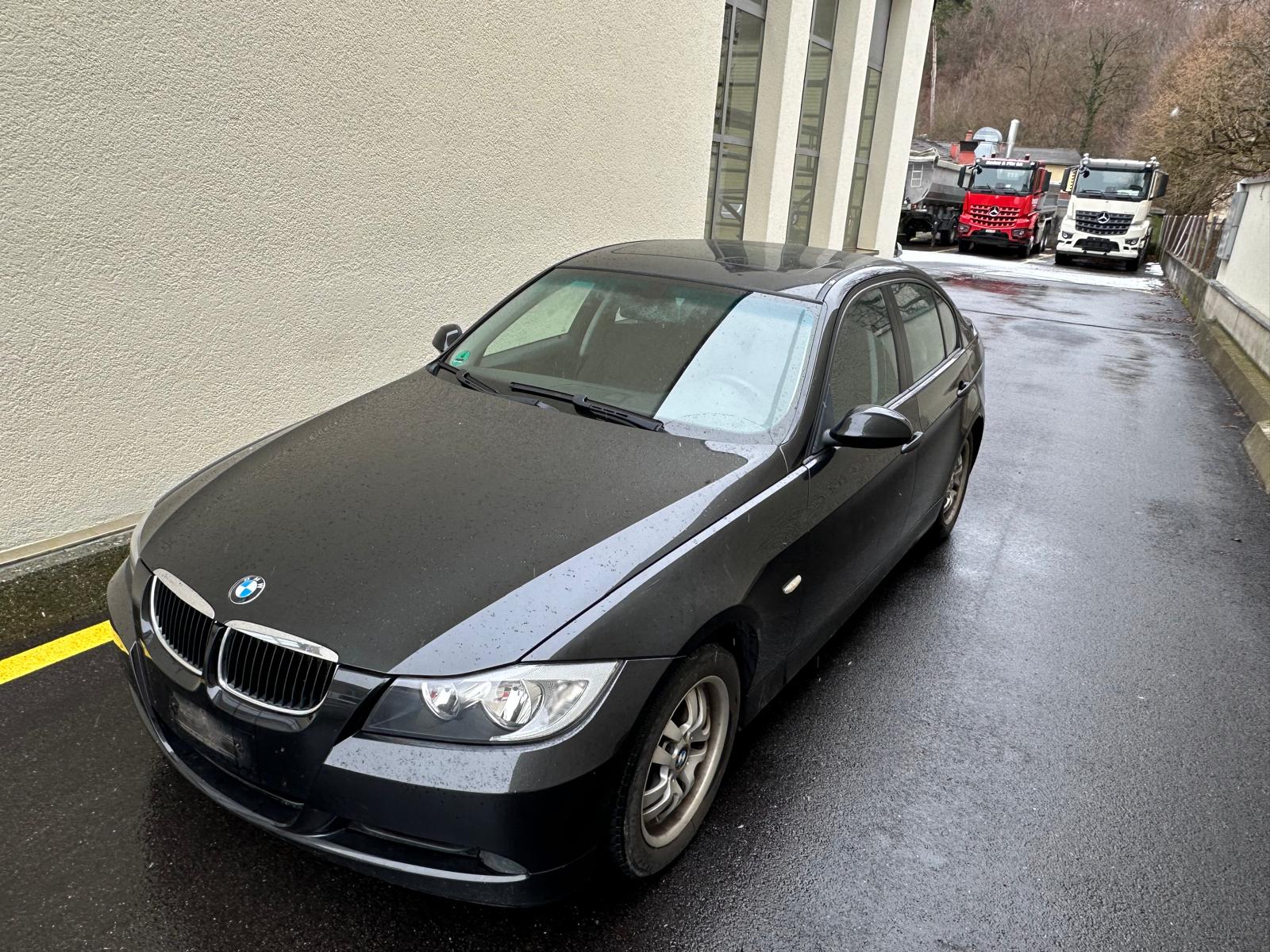 BMW 318i-image-0