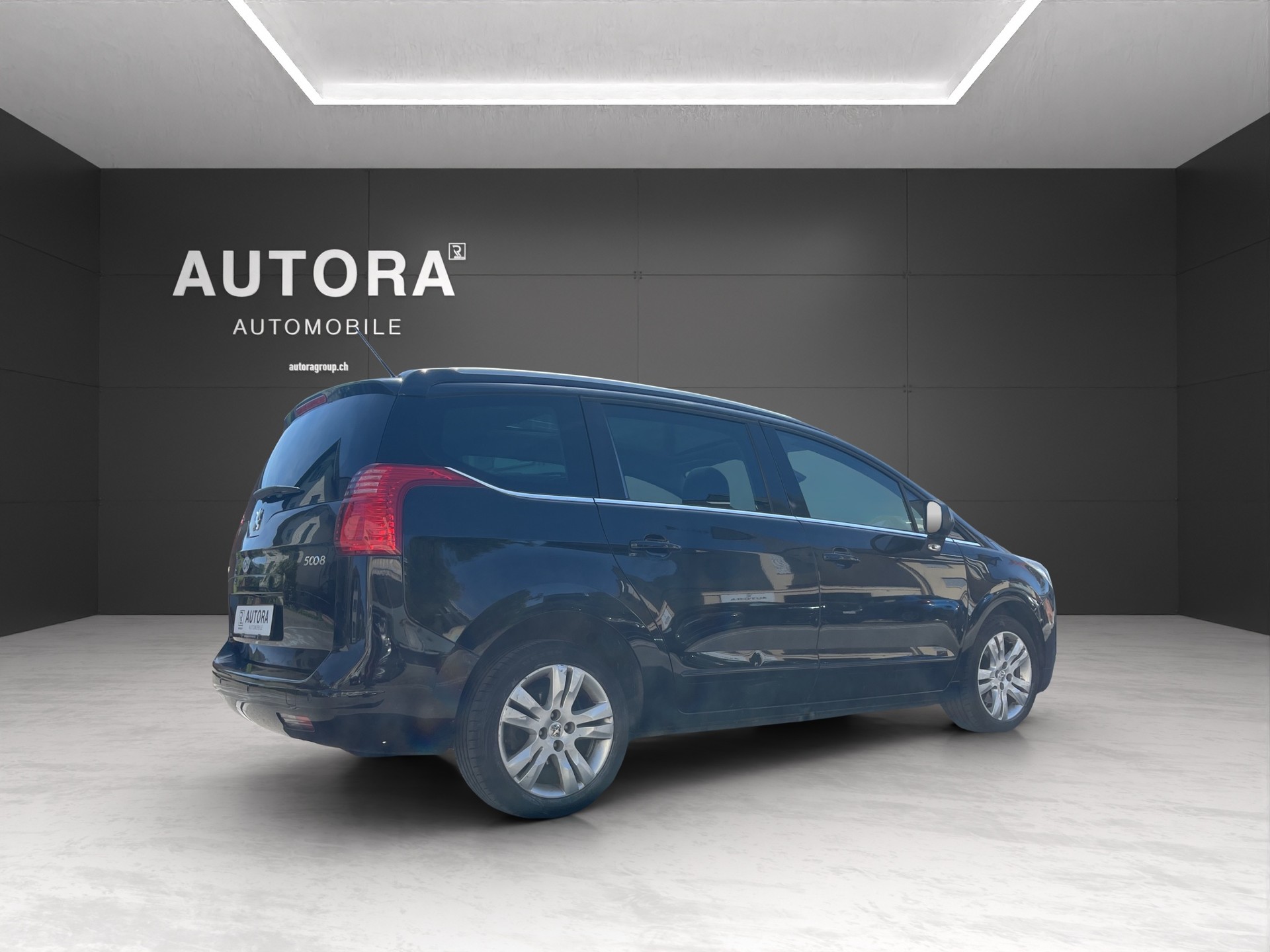 PEUGEOT 5008 1.6 16V T Family Automatic-image-4