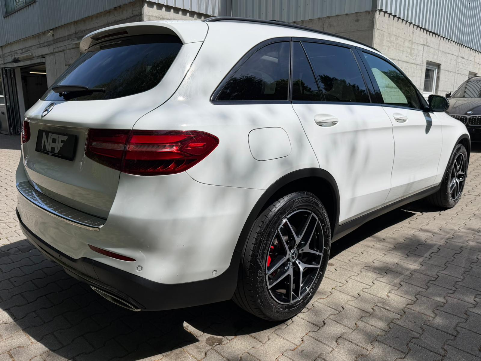 MERCEDES-BENZ GLC 250 Runout Edition 4Matic 9G-Tronic-image-4