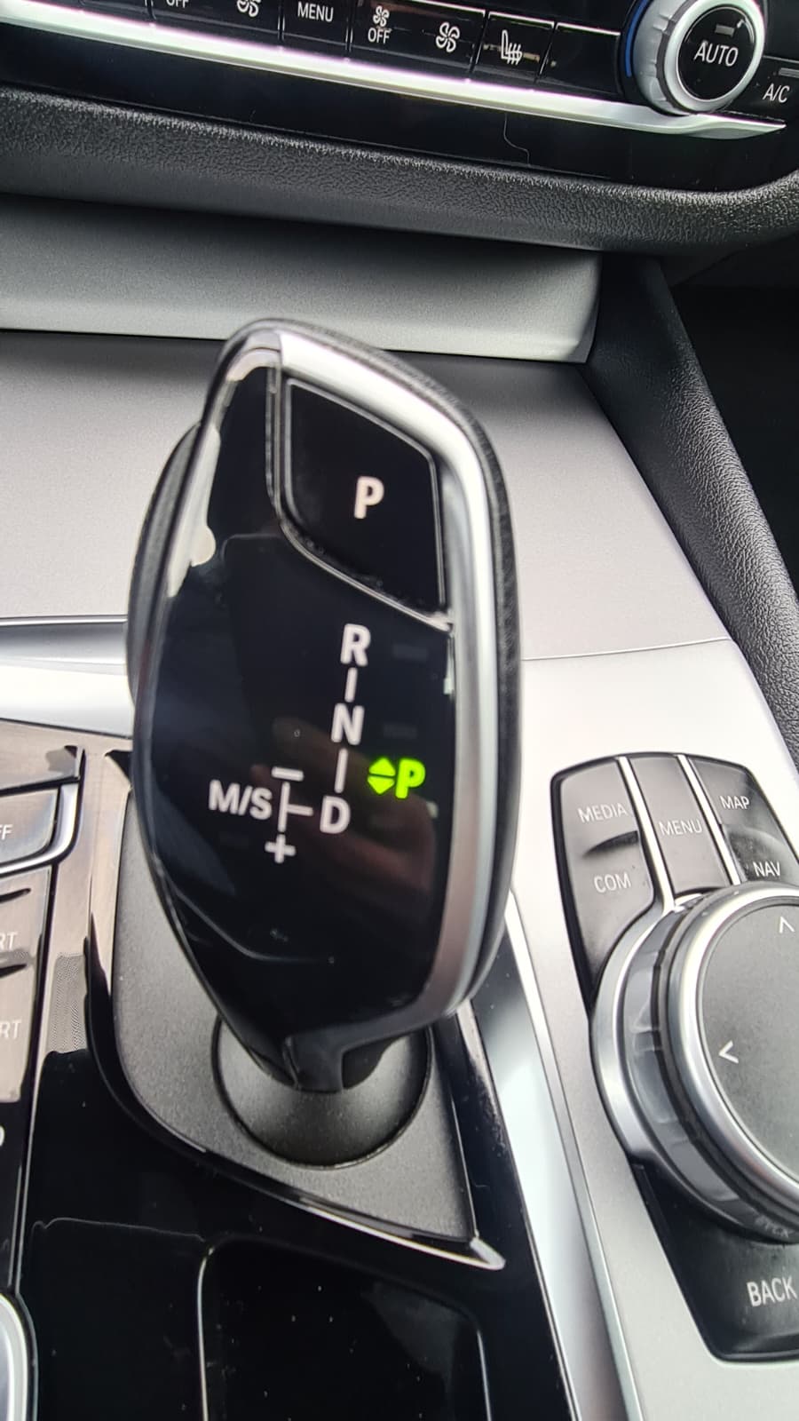 BMW 520d xDrive 48V Touring Steptronic ** Voll-Leder ** Gr-Navi ** RF-Kamera ** Lenkrad-Heizung ** Sitzheizung ** Ab MFK & Service-image-12