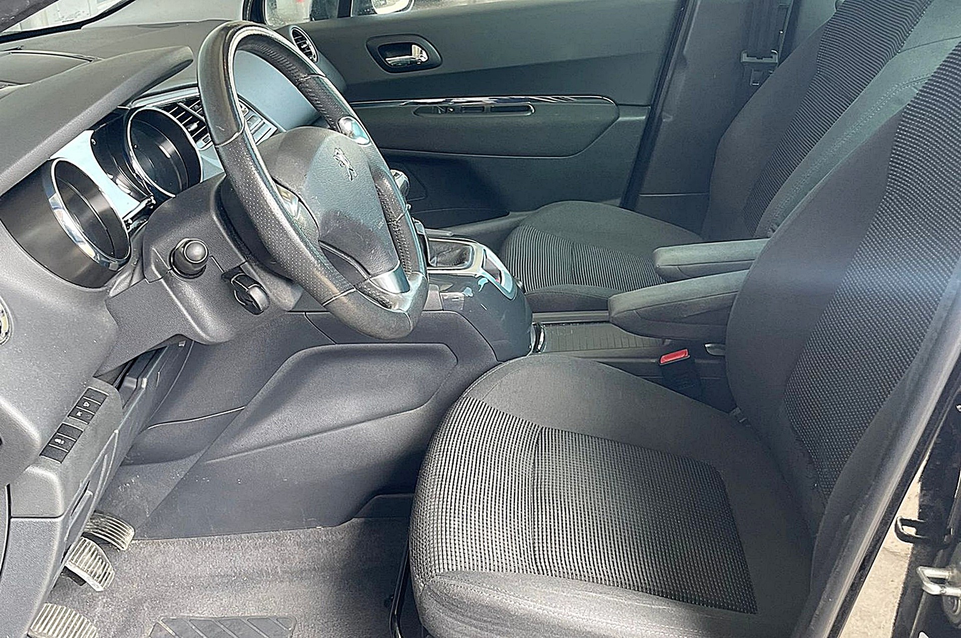 PEUGEOT 5008 1.2 Pure Tech Sensation-image-10
