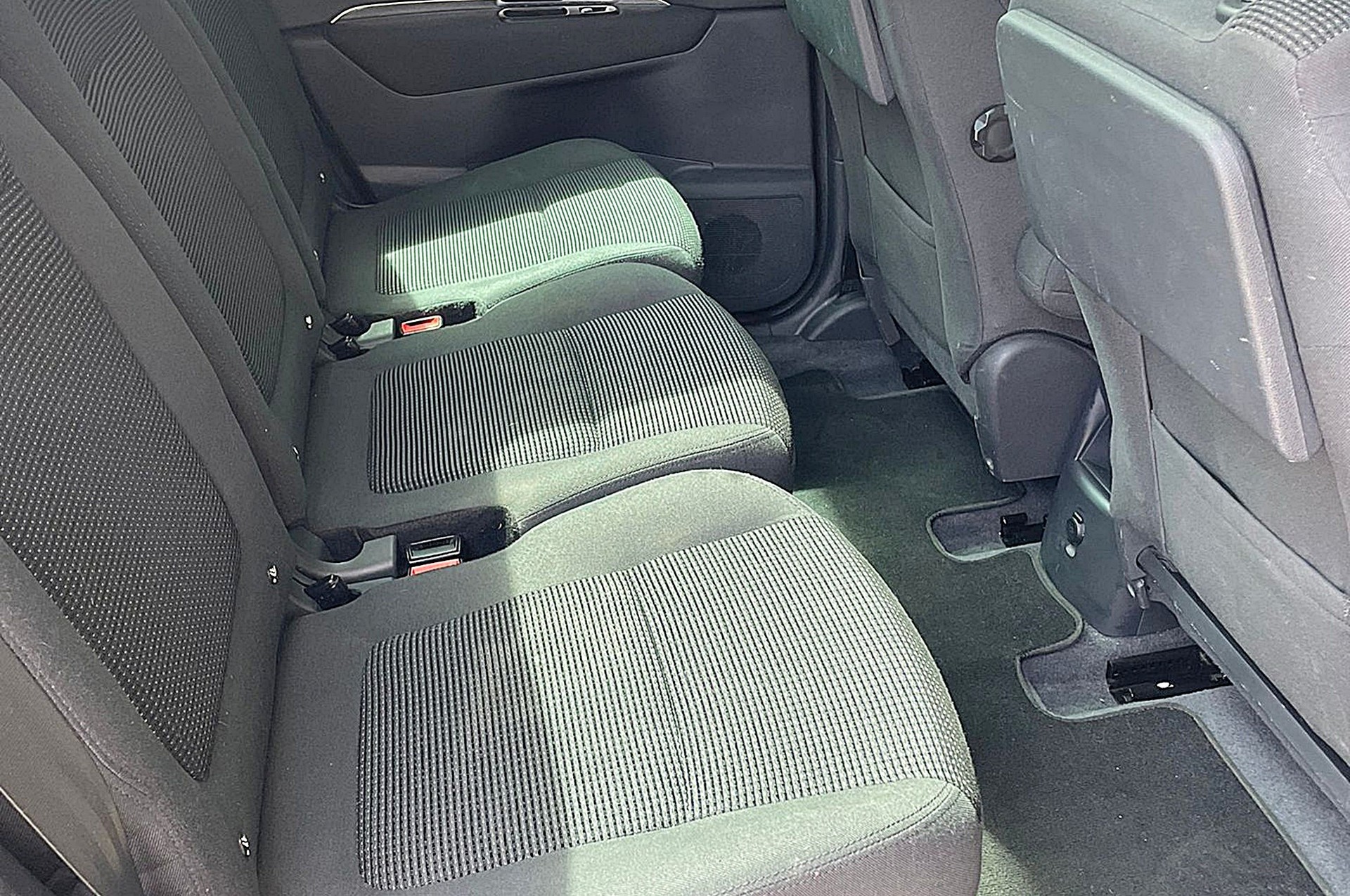 PEUGEOT 5008 1.2 Pure Tech Sensation-image-15