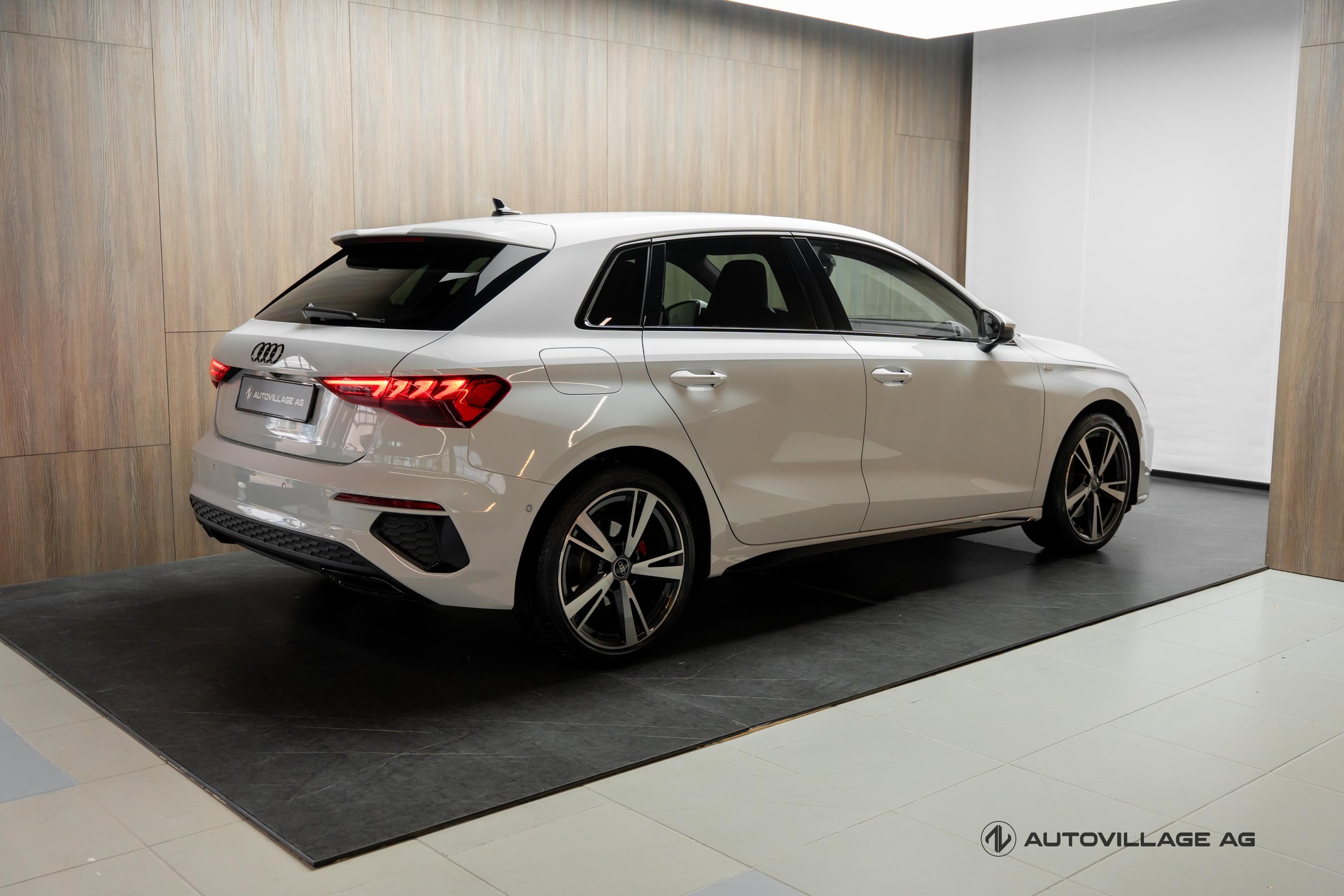 AUDI A3 Sportback 35 TFSI S line Attraction S-tronic-showroom-element-1
