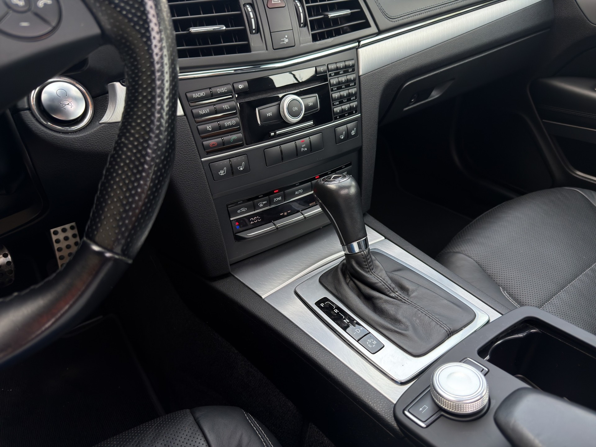 MERCEDES-BENZ E 350 CGI BlueEfficiency 7G-Tronic-image-16