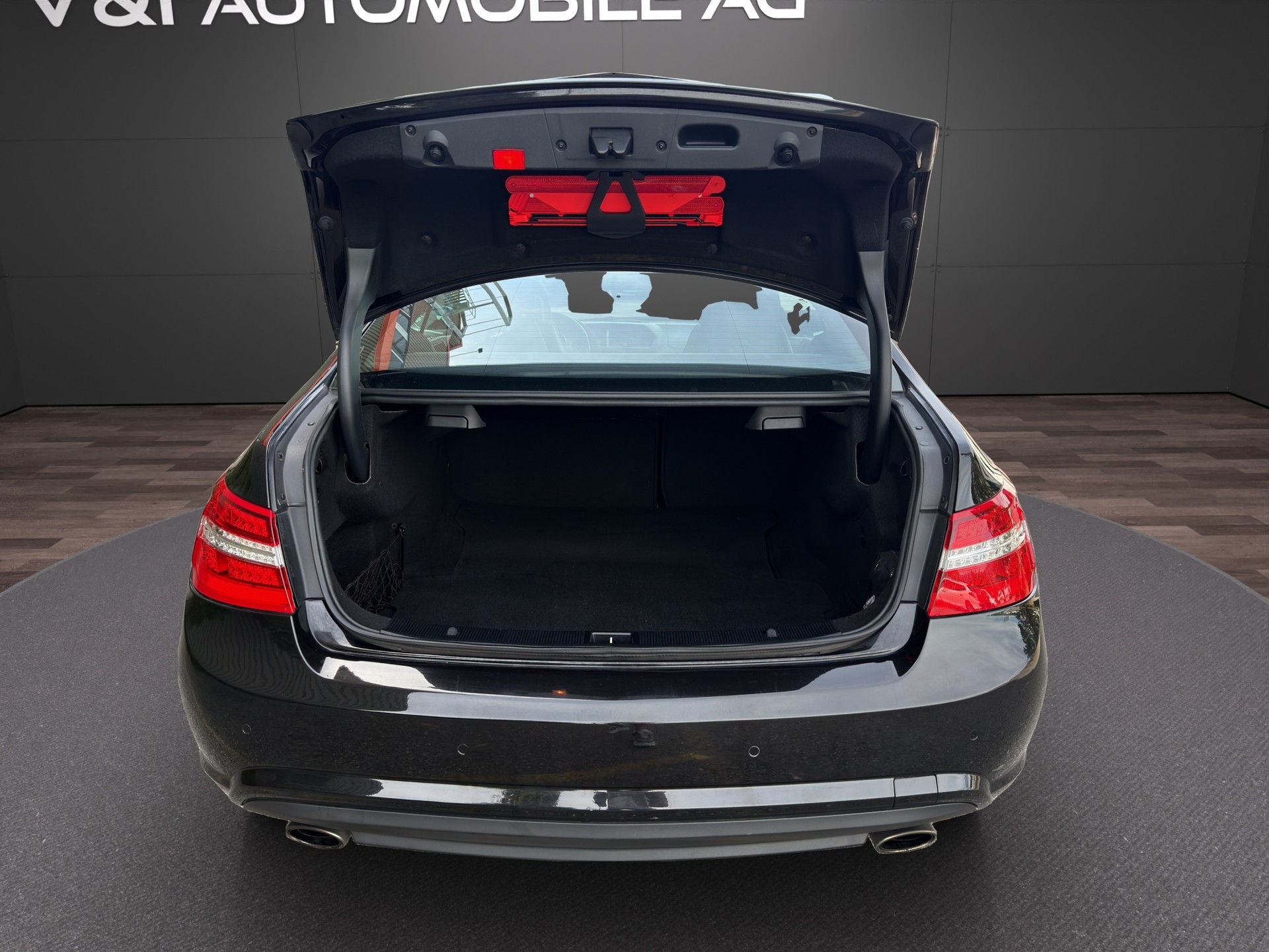 MERCEDES-BENZ E 350 CGI BlueEfficiency 7G-Tronic-image-23