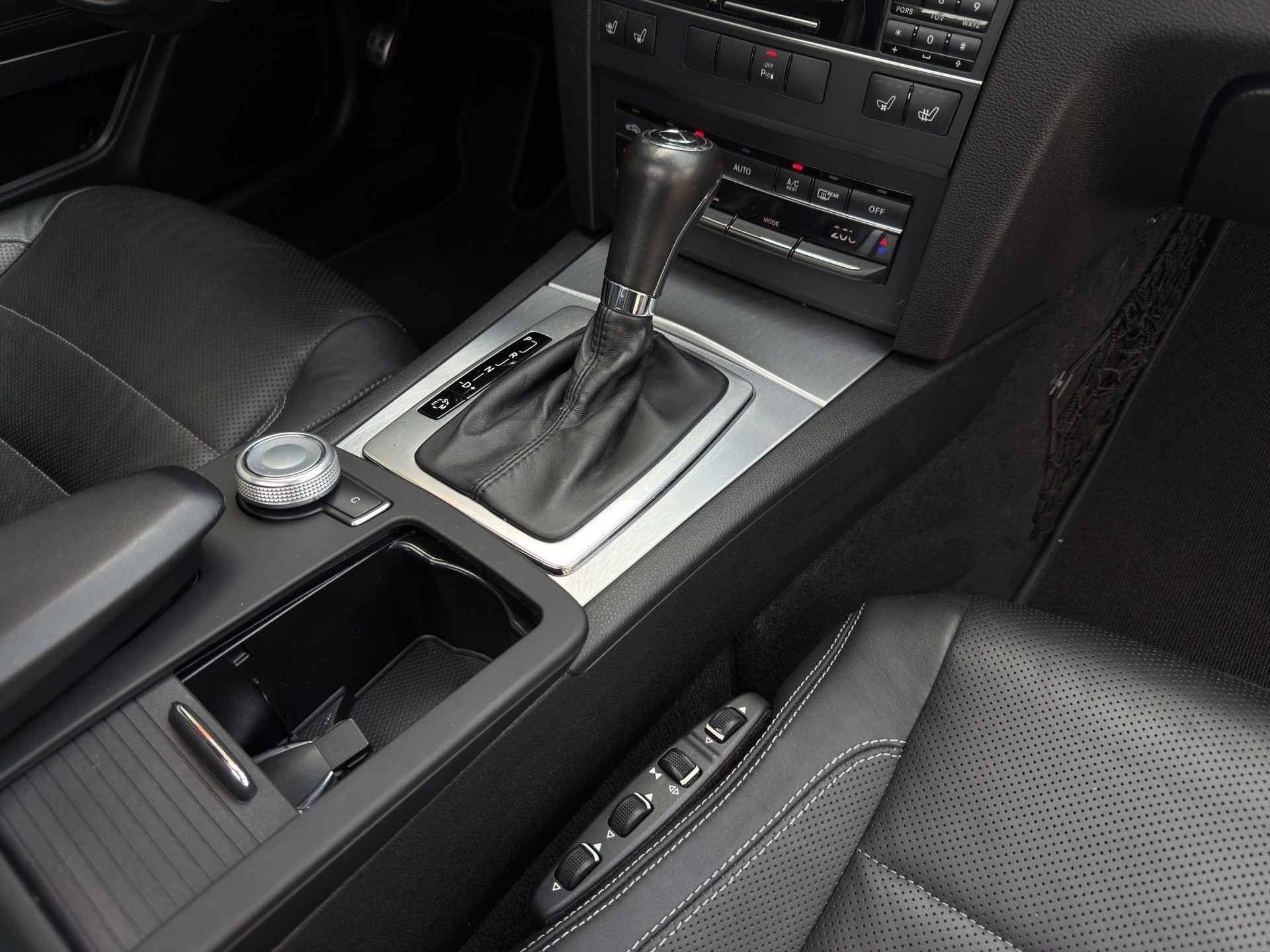 MERCEDES-BENZ E 350 CGI BlueEfficiency 7G-Tronic-image-17