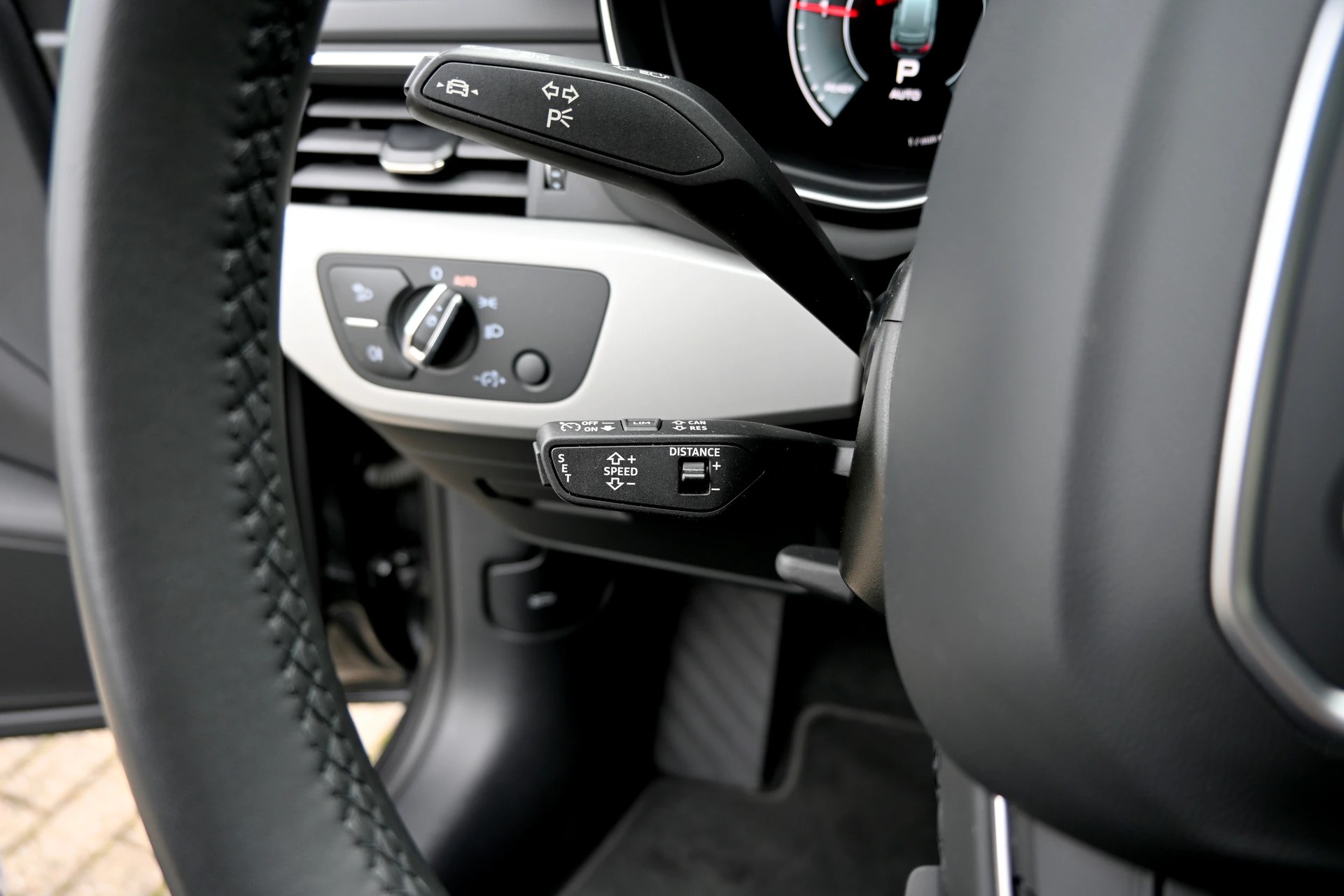 AUDI A4 Avant 40 TDI S line Competition Black quattro S-tronic-image-14