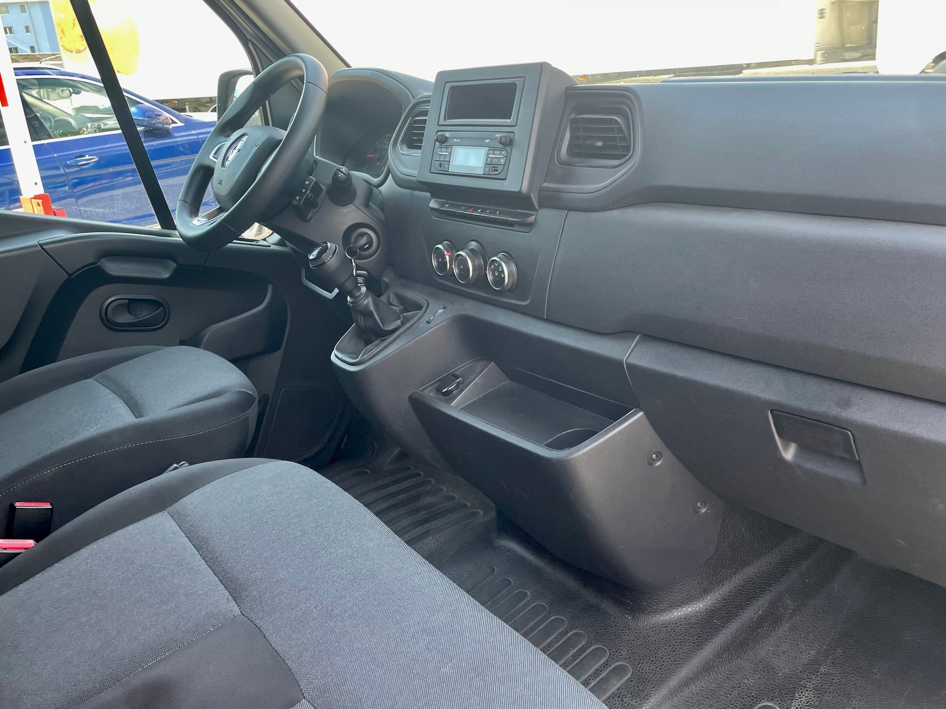 RENAULT Master T35 2.3 Blue dCi 135 L2H2-image-11