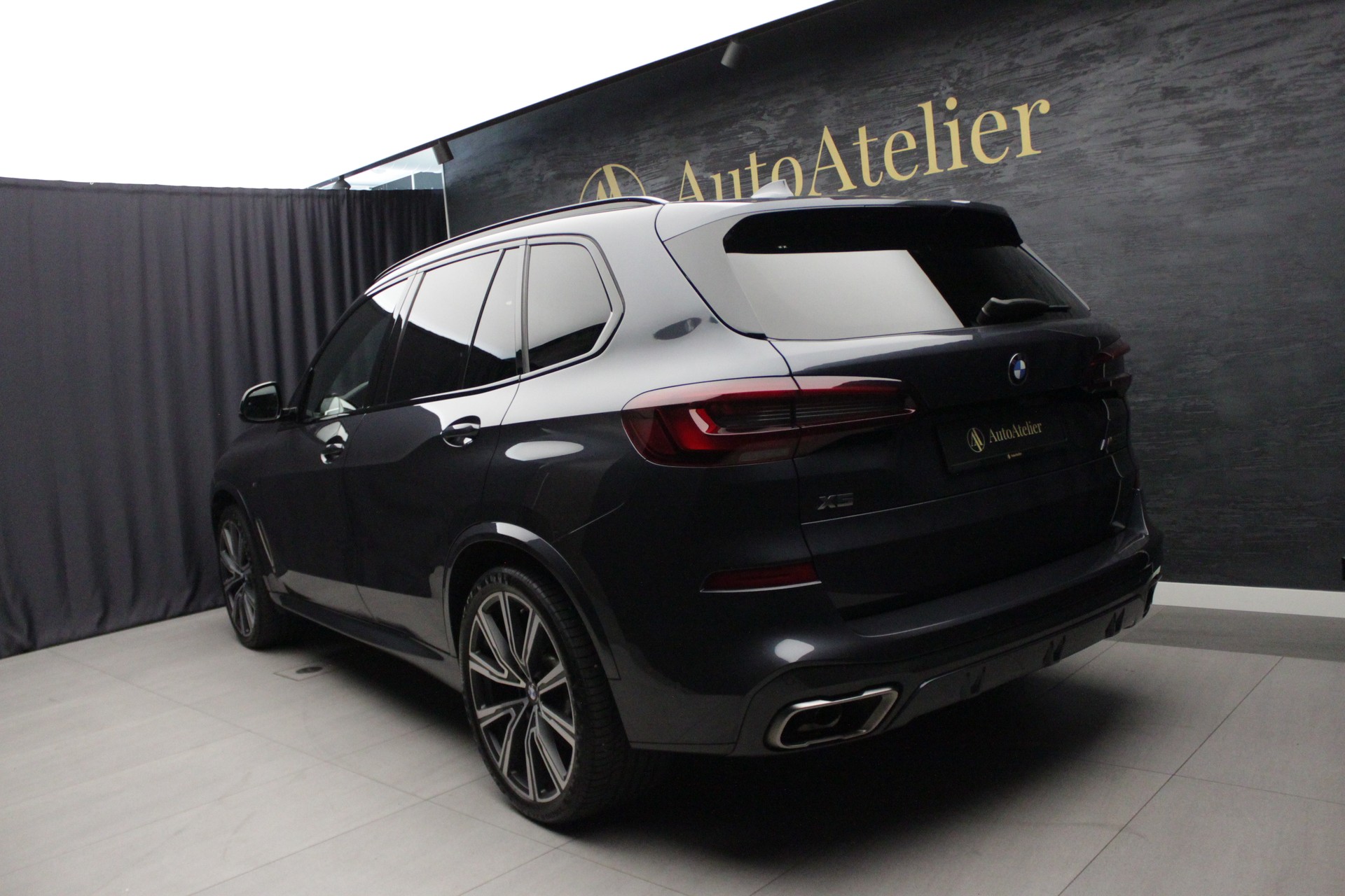 BMW X5 xDrive M50i Steptronic-image-10