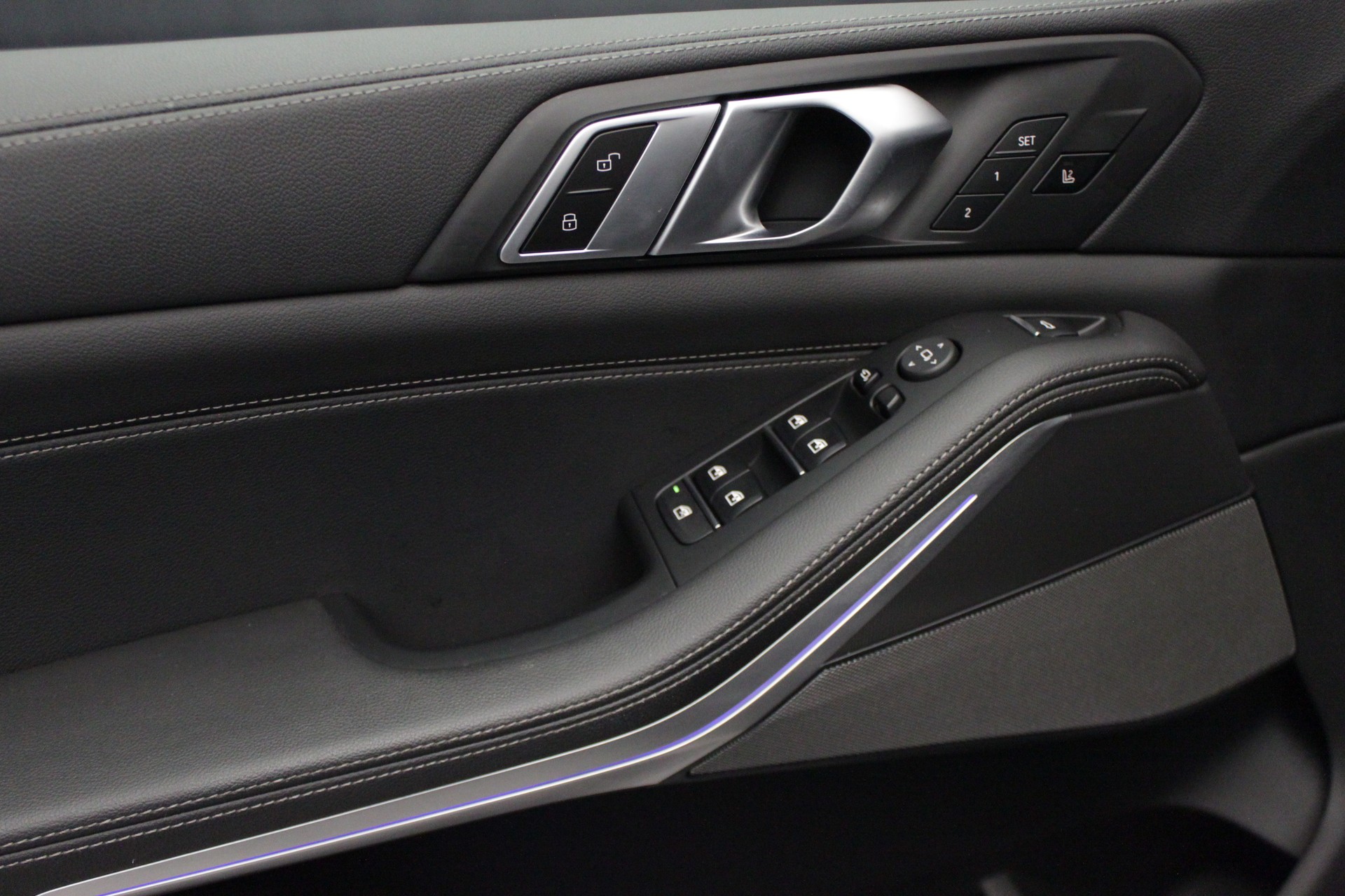 BMW X5 xDrive M50i Steptronic-image-25