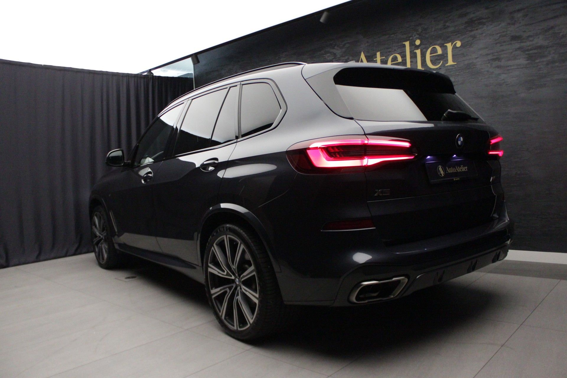 BMW X5 xDrive M50i Steptronic-image-13