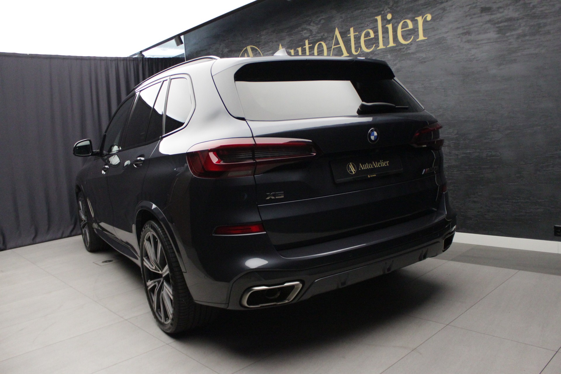 BMW X5 xDrive M50i Steptronic-image-12