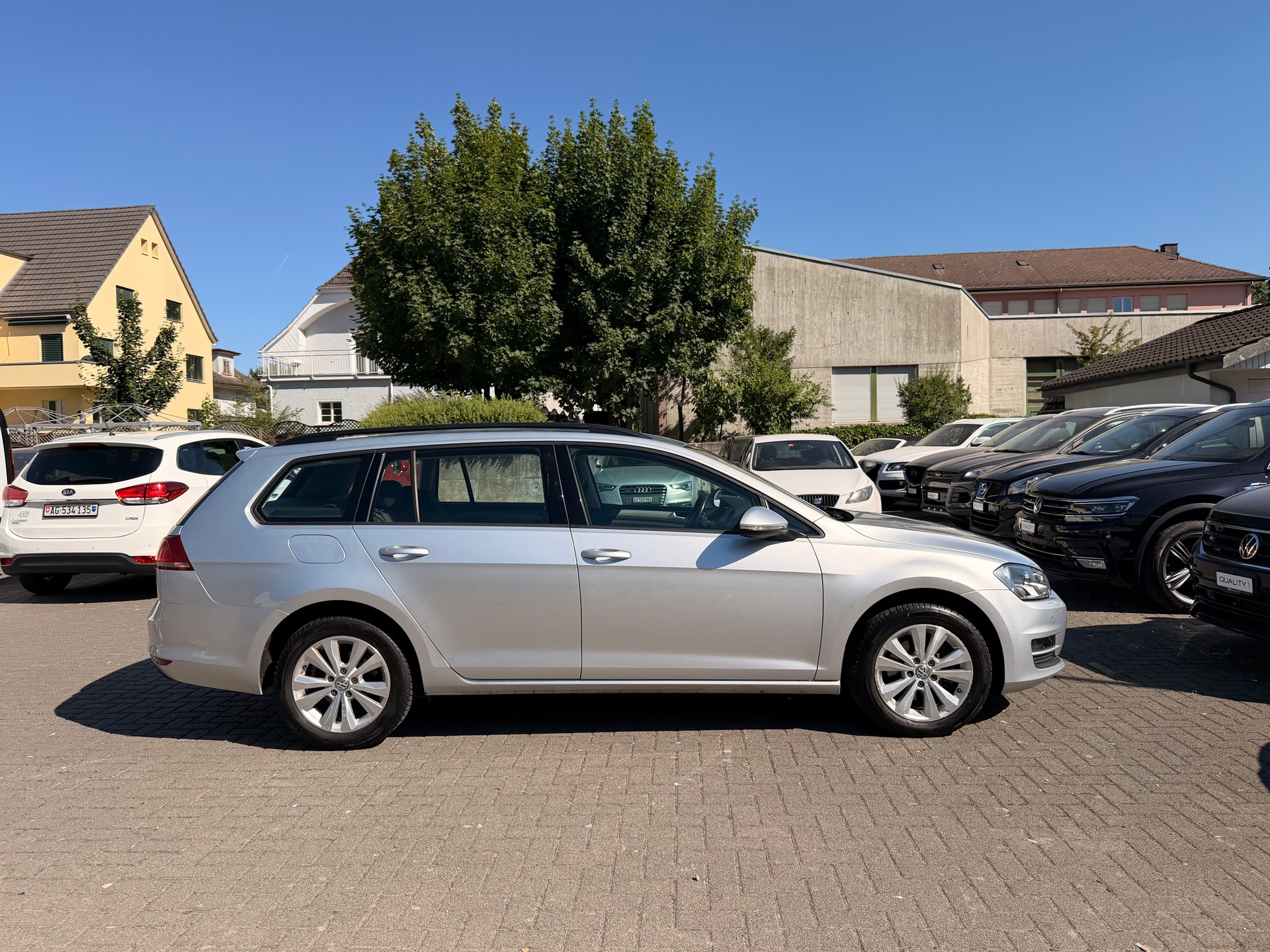 VW Golf Variant 1.6 TDI Trendline 4Motion-image-2