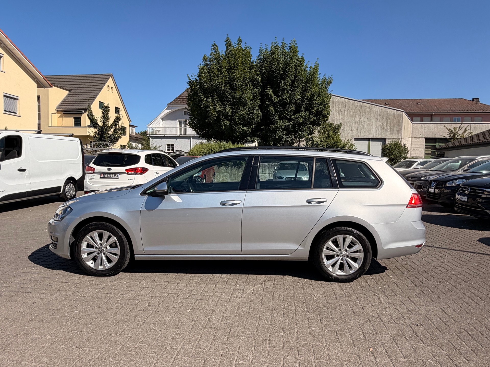 VW Golf Variant 1.6 TDI Trendline 4Motion-image-5