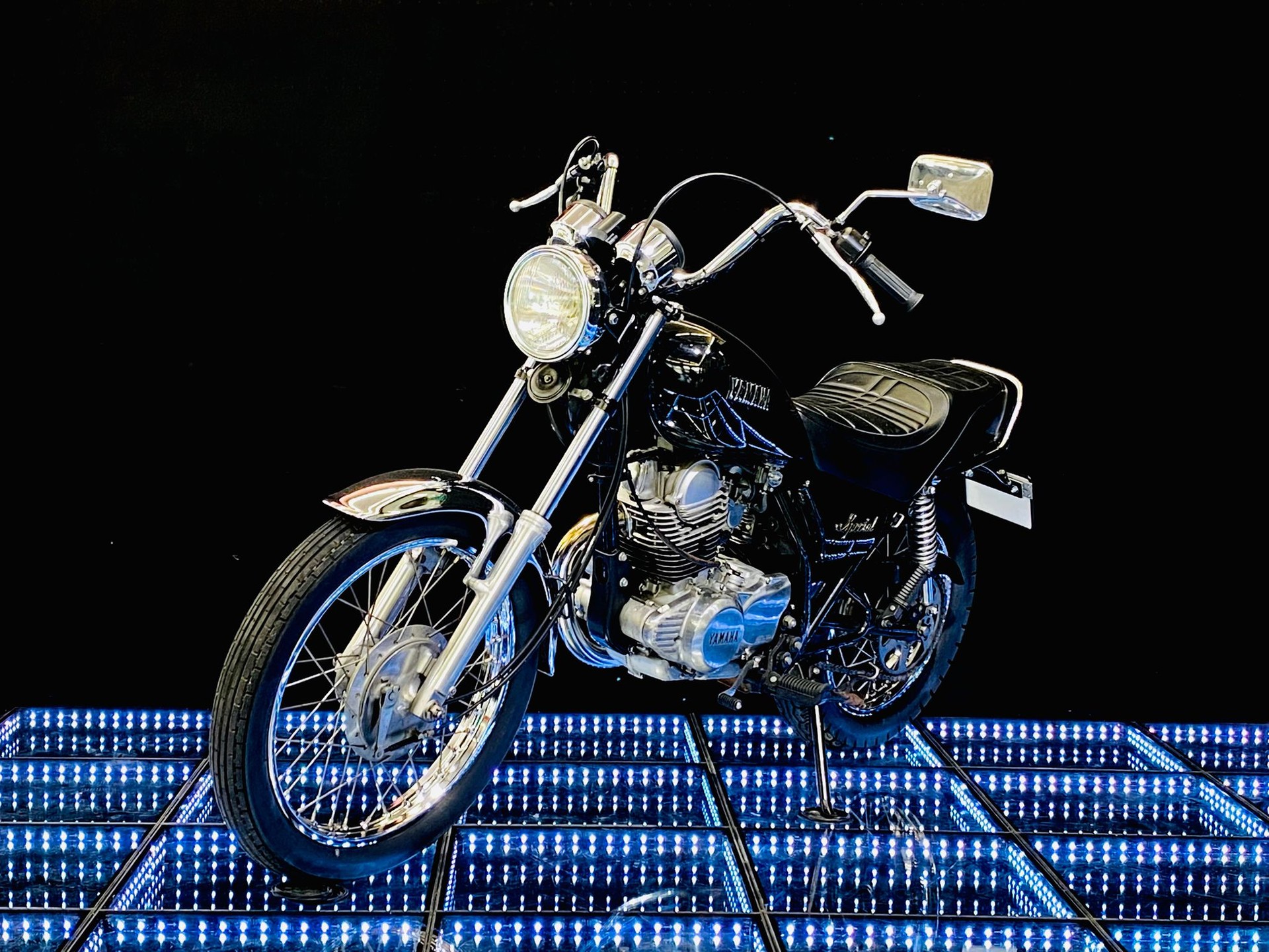 YAMAHA SR 250 SE-showroom-element-1