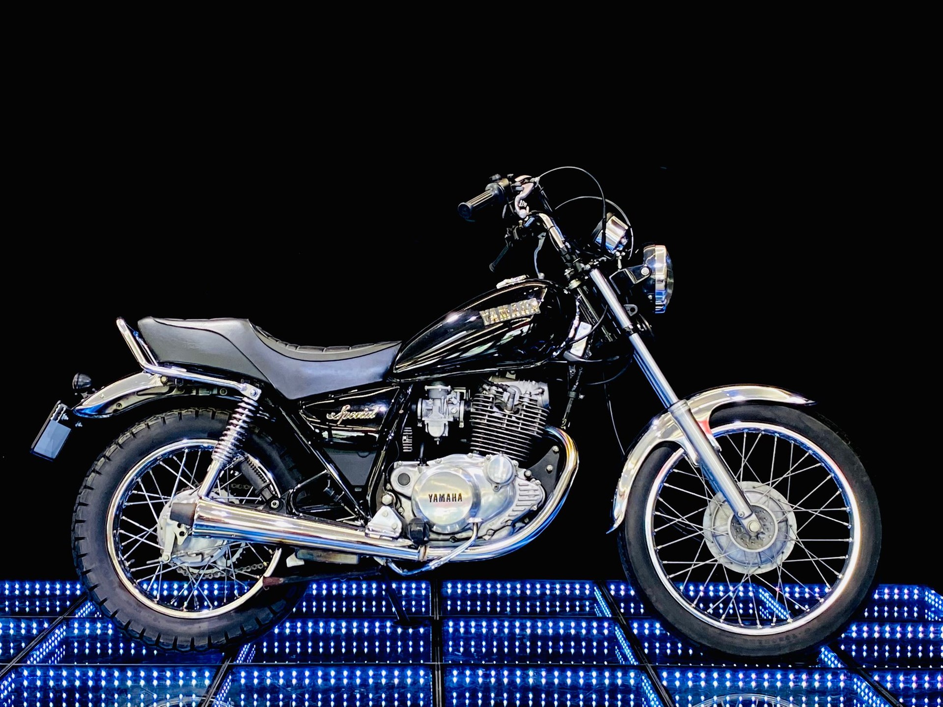 YAMAHA SR 250 SE-showroom-element-2