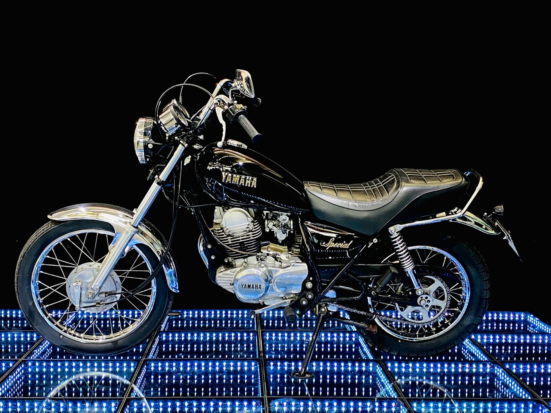 YAMAHA SR 250 SE-showroom-element-3