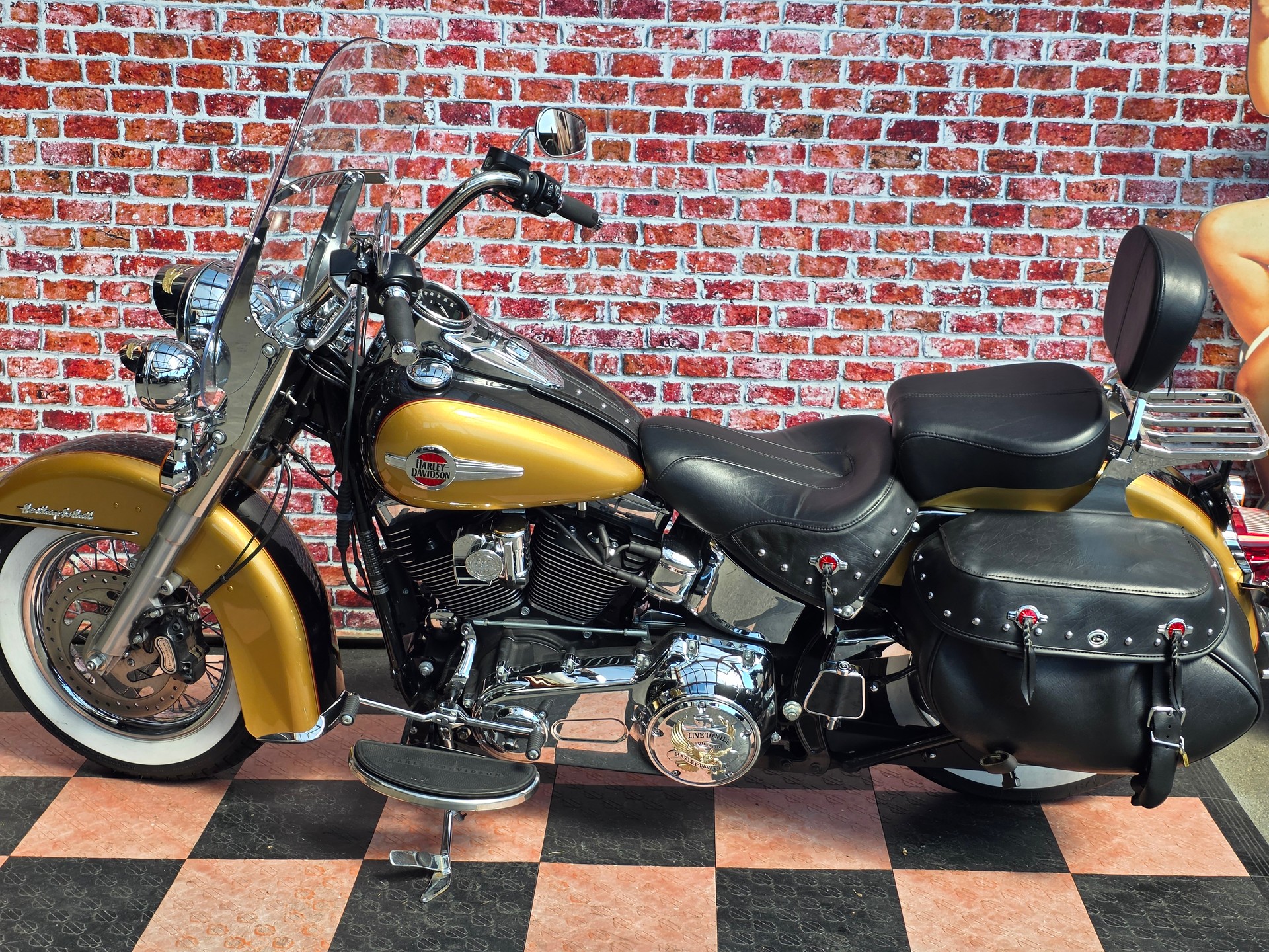 HARLEY-DAVIDSON FLSTC Softail Heritage Classic ABS-showroom-element-3