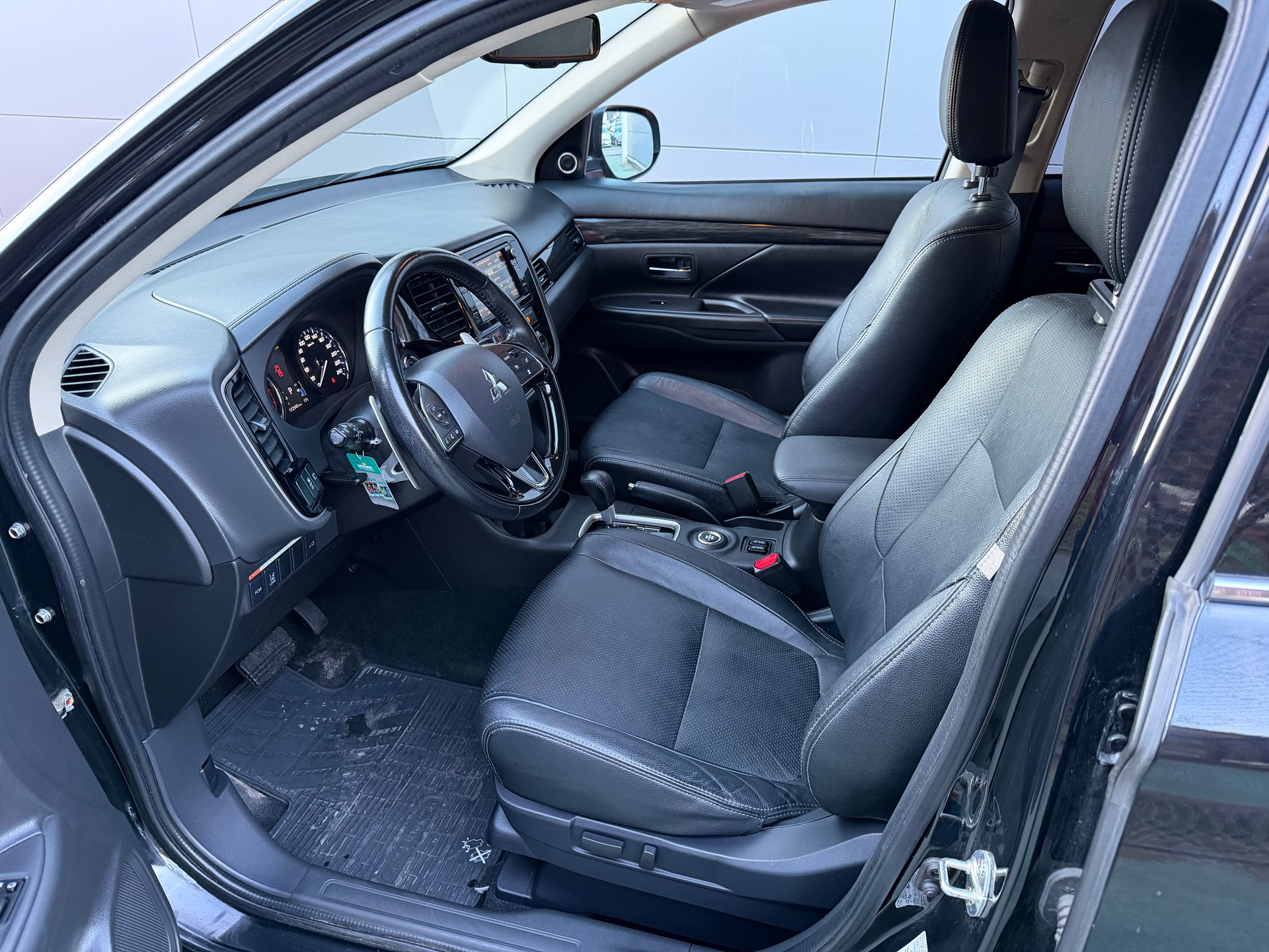 MITSUBISHI Outlander 2.2 DID Style 4WD Automatic-image-8