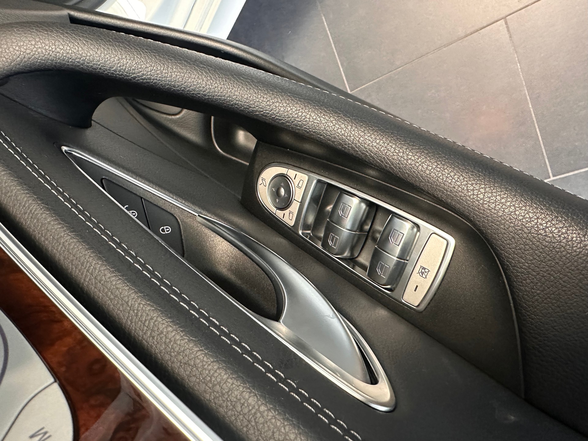 MERCEDES-BENZ E 400 d AMG Line 4matic-image-13