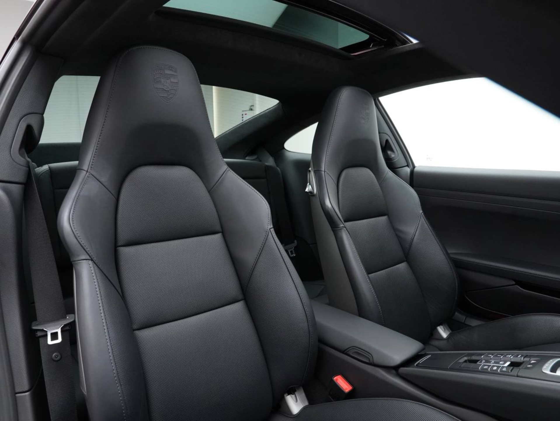 PORSCHE 911 Carrera 4 GTS-image-25
