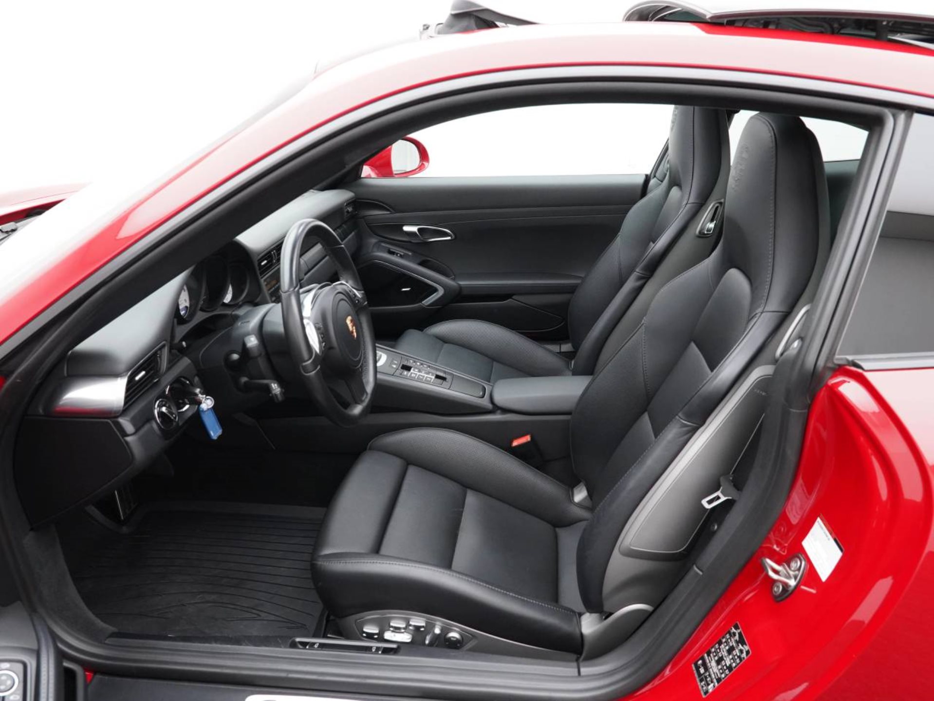 PORSCHE 911 Carrera 4 GTS-image-4