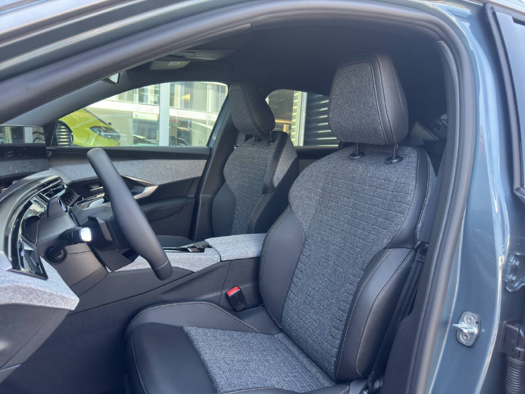 PEUGEOT 3008 1.2 Hybrid Allure Premium-image-4
