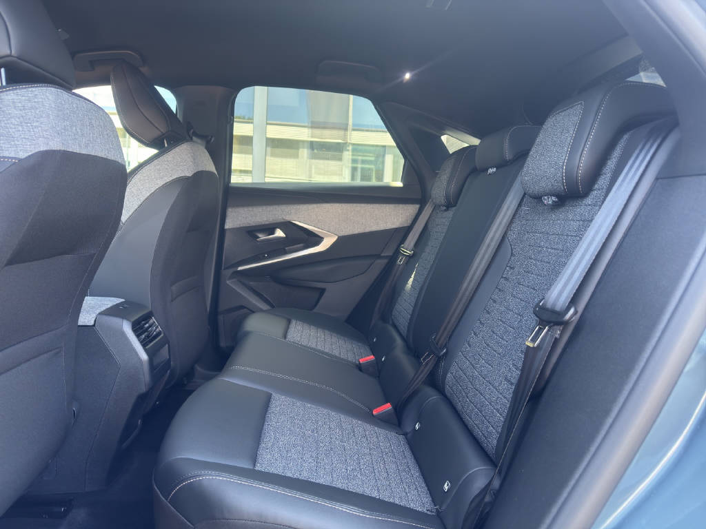 PEUGEOT 3008 1.2 Hybrid Allure Premium-image-7