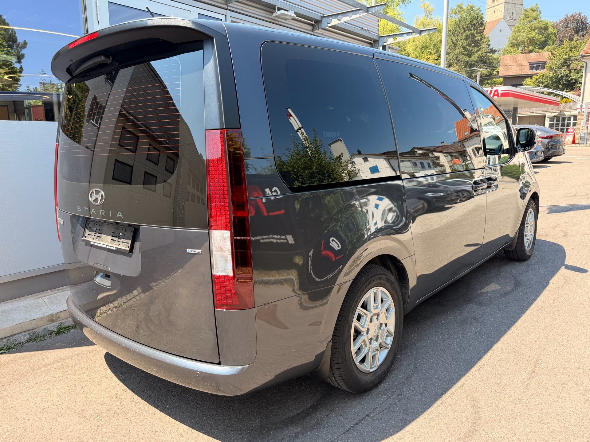 HYUNDAI STARIA AMPLIA 2.2 CRDI 4WD *** 8 PLÄTZER MIT TOPAUSSTATTUNG UND 5 JAHREN WERKSGARANTIE ***-image-3