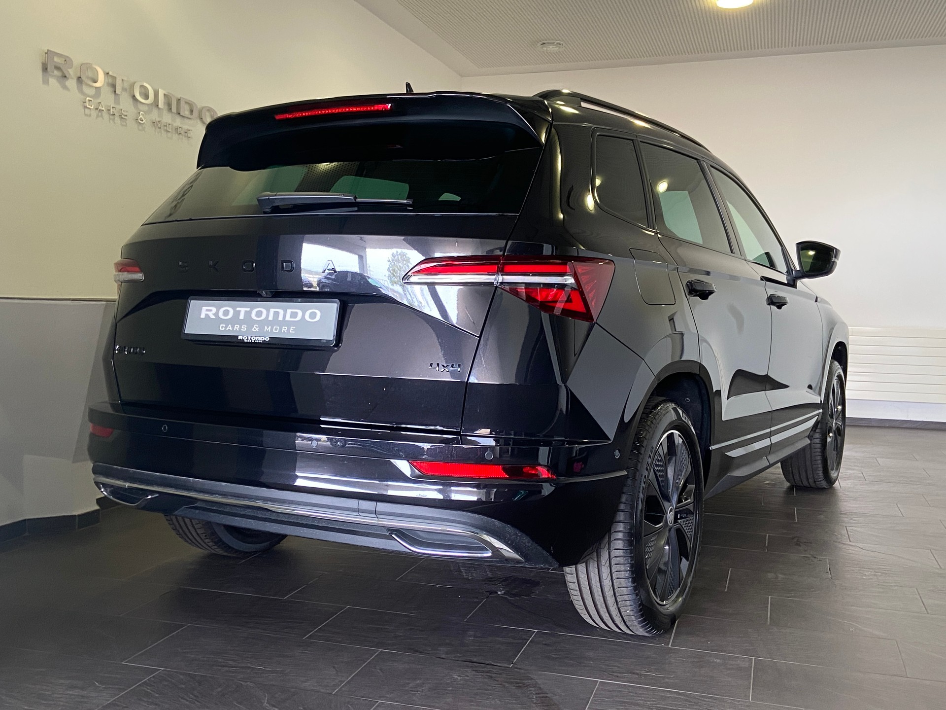 SKODA Karoq 2.0 TDI CR Sport Line 4x4 DSG-image-1