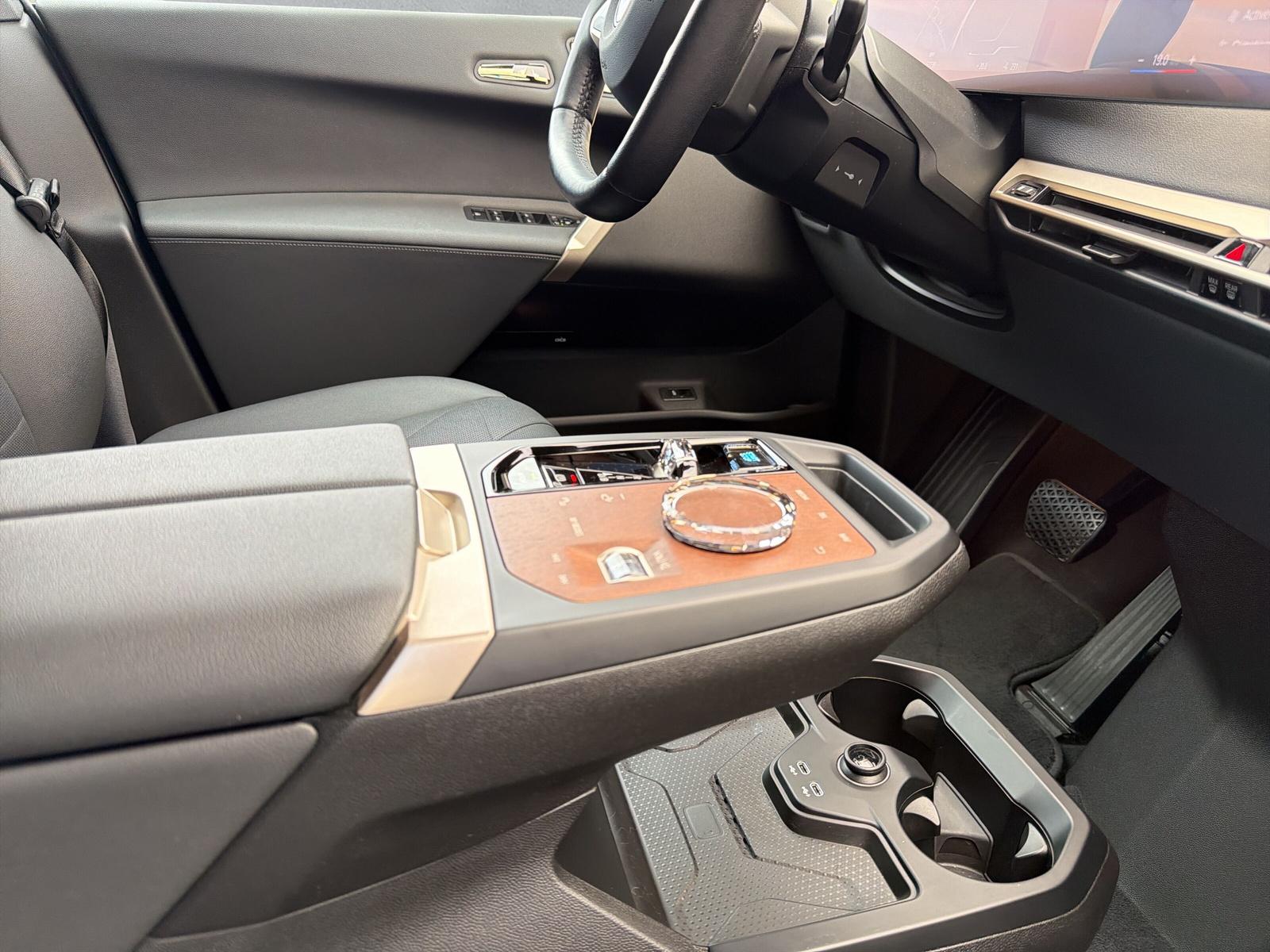 BMW iX xDrive40 M Sport Pro (CH) ** Action de Leasing à 0.9% ** 📍-image-14