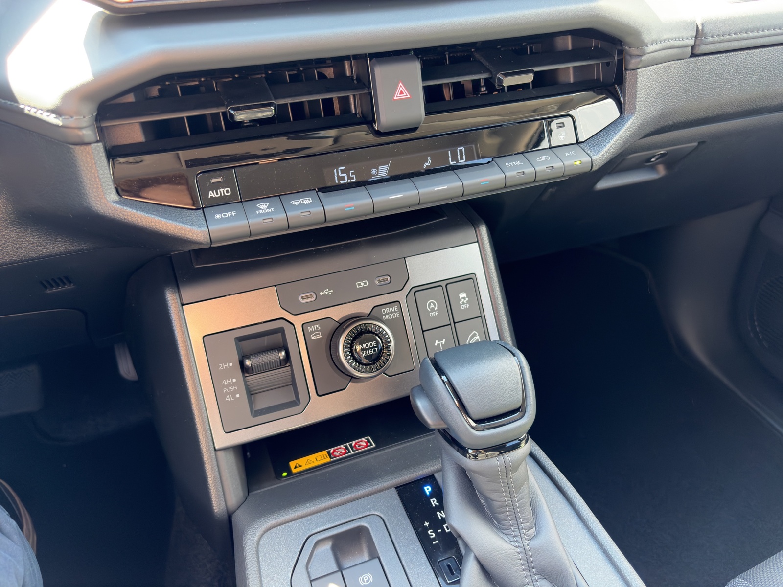 TOYOTA Hilux Double Cab.-Pick-up 2.8 D-4D MHEV 204 Advanced-image-11