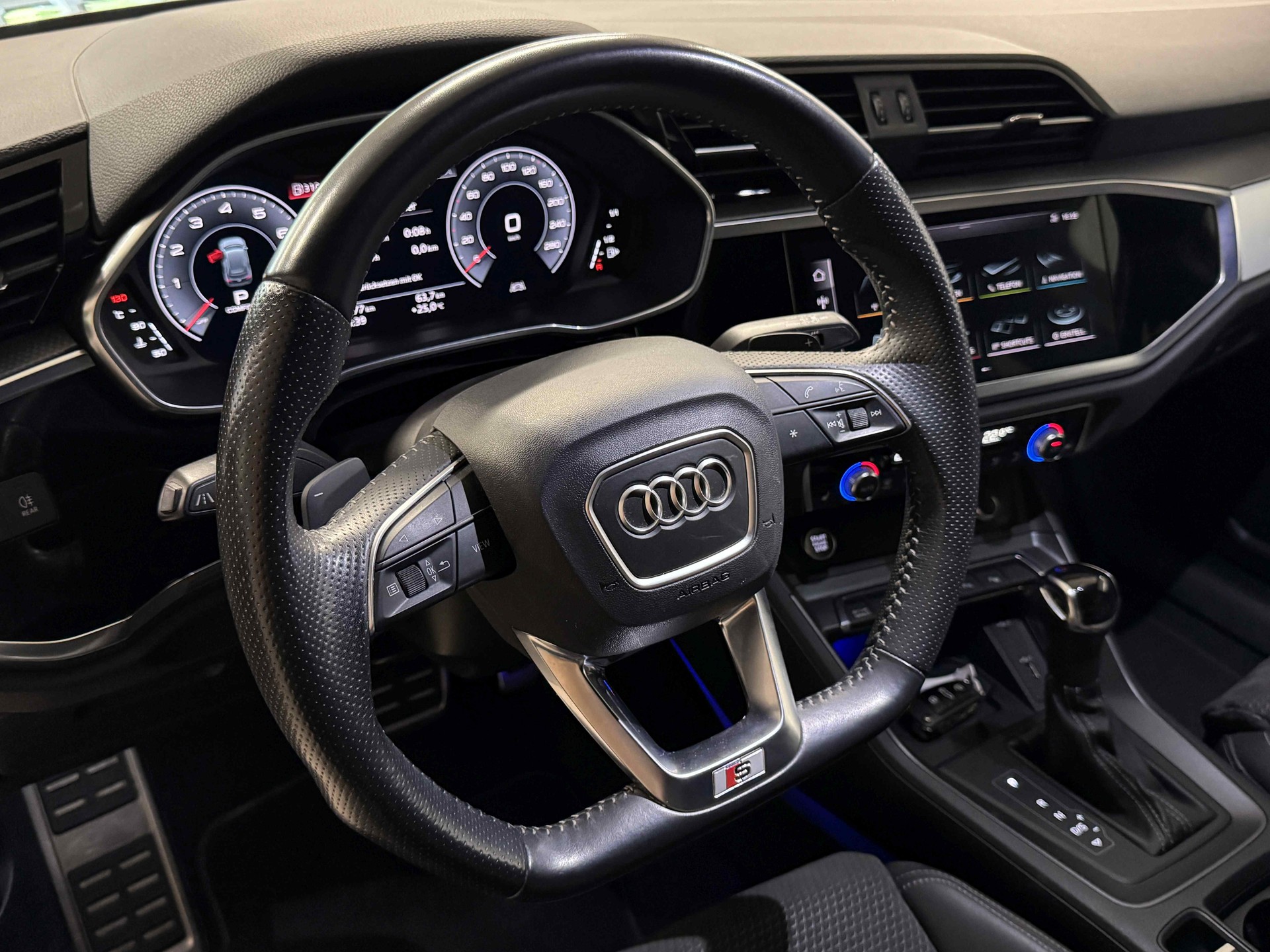 AUDI Q3 45 TFSI S line quattro S-tronic-image-11